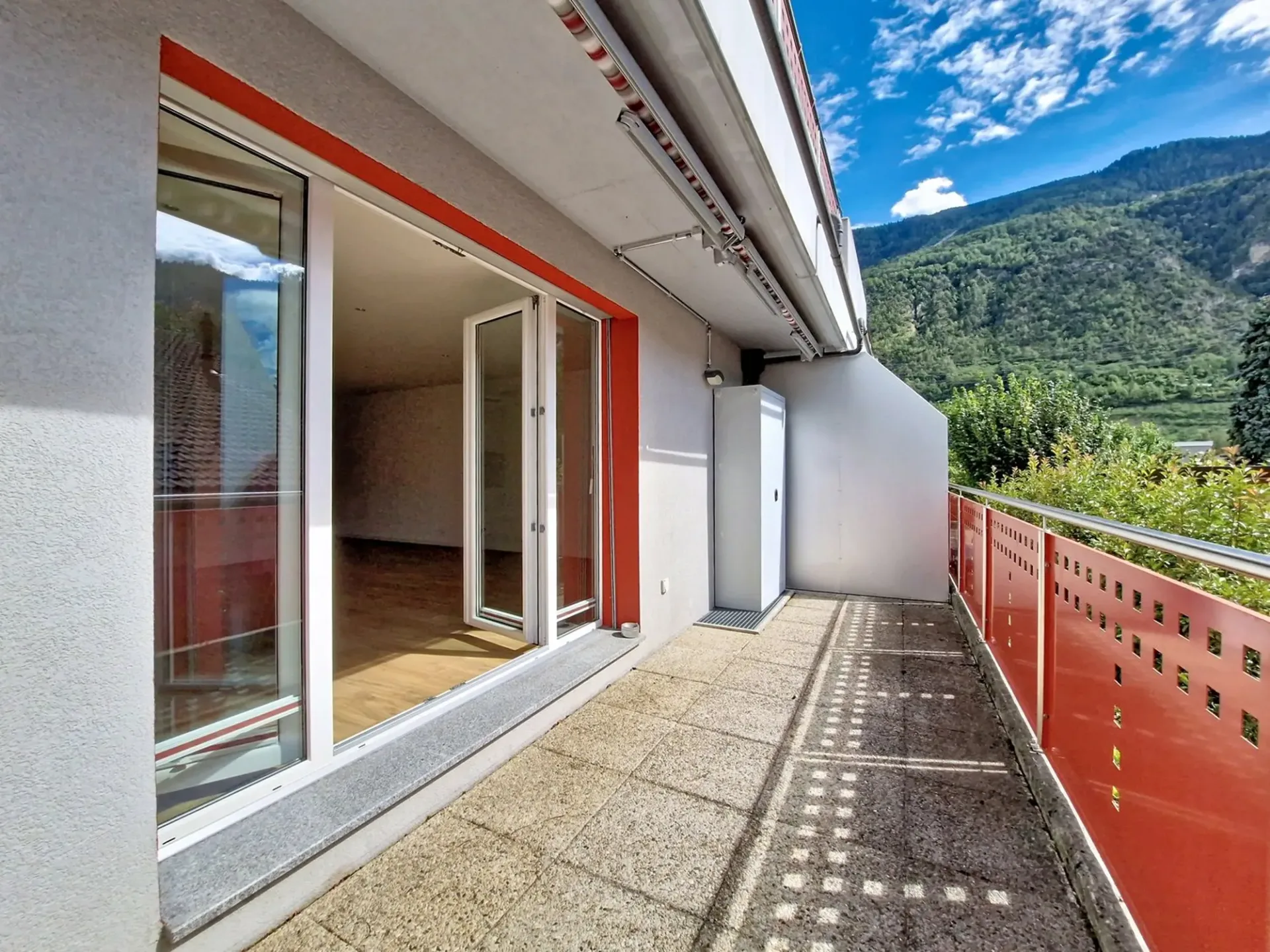 Grône, 2.5-room apartment with large balcony and parking space