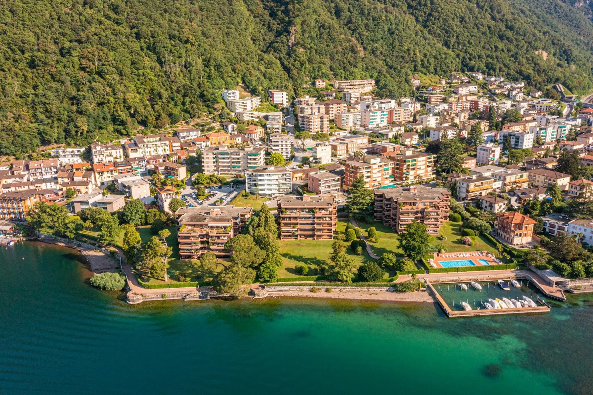 PRESTIGIOSO ATTICO DI 3.5 LOCALI A BORDO LAGO
