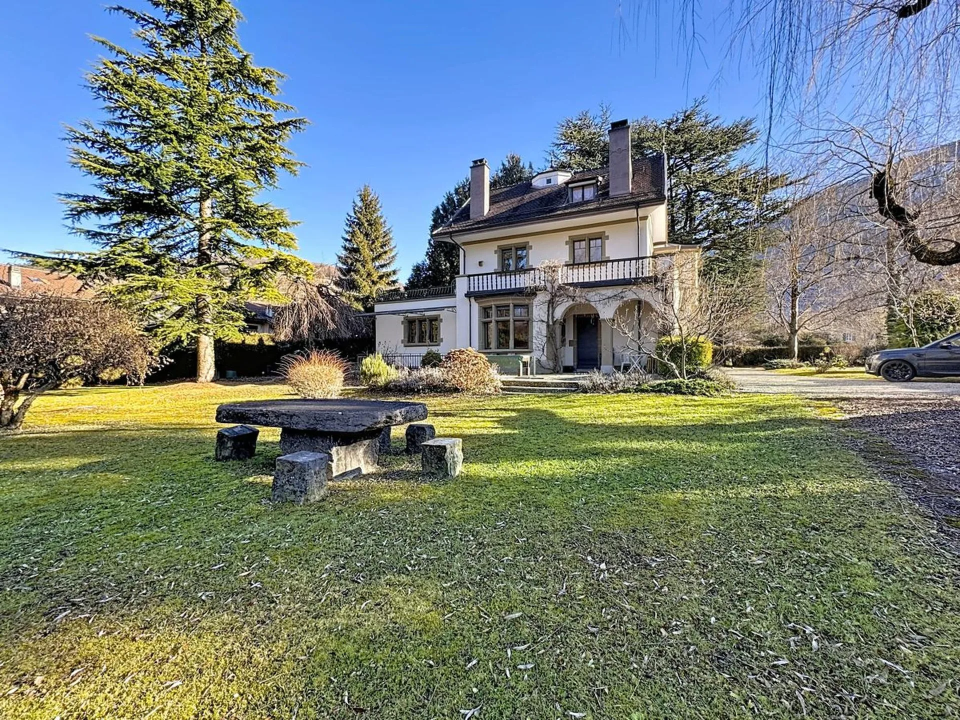 Herrliches Meisterhaus im Herzen eines baumgesäumten Parks
