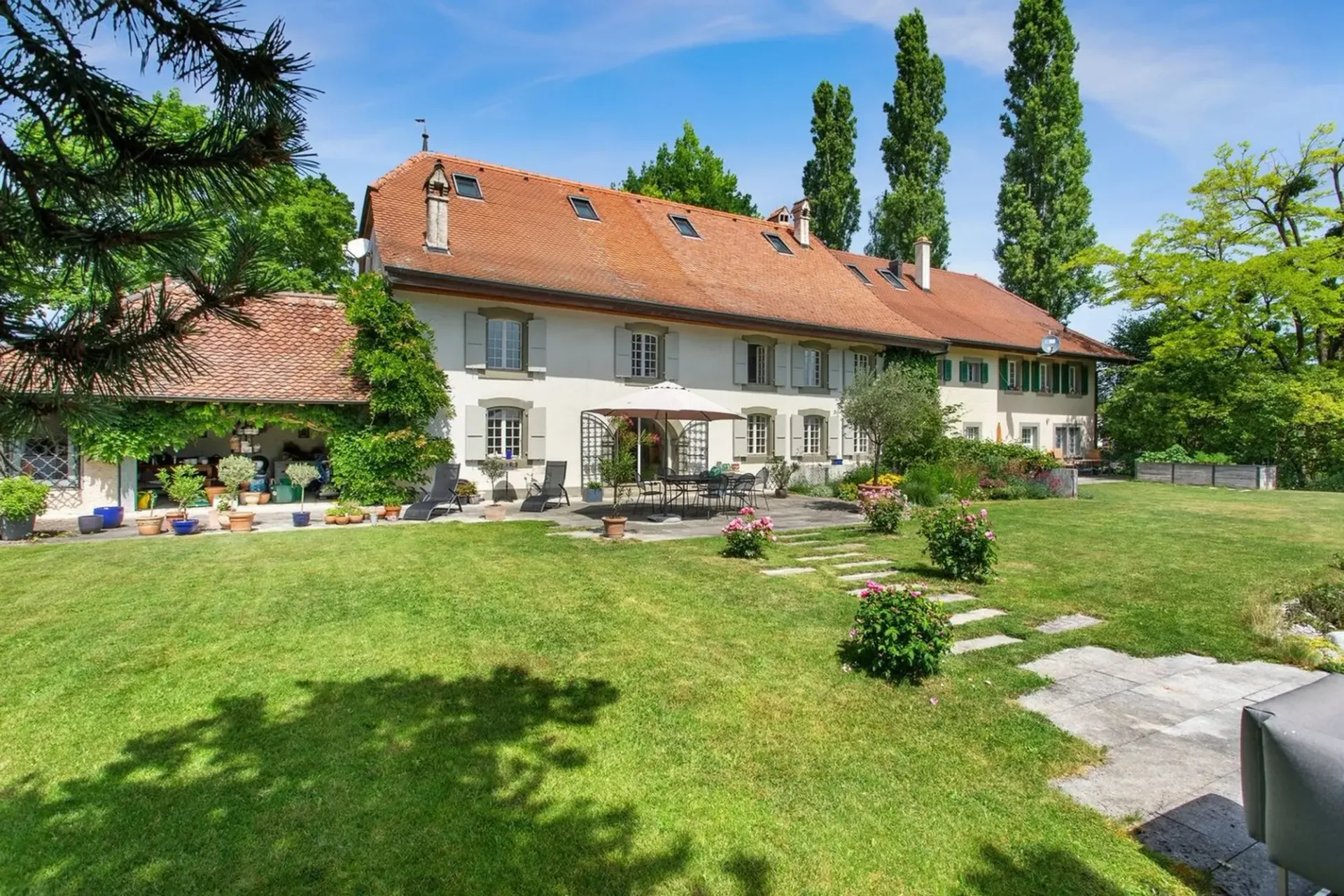 Prächtiges Pferdegestüt mit großem Garten und Swimmingpool