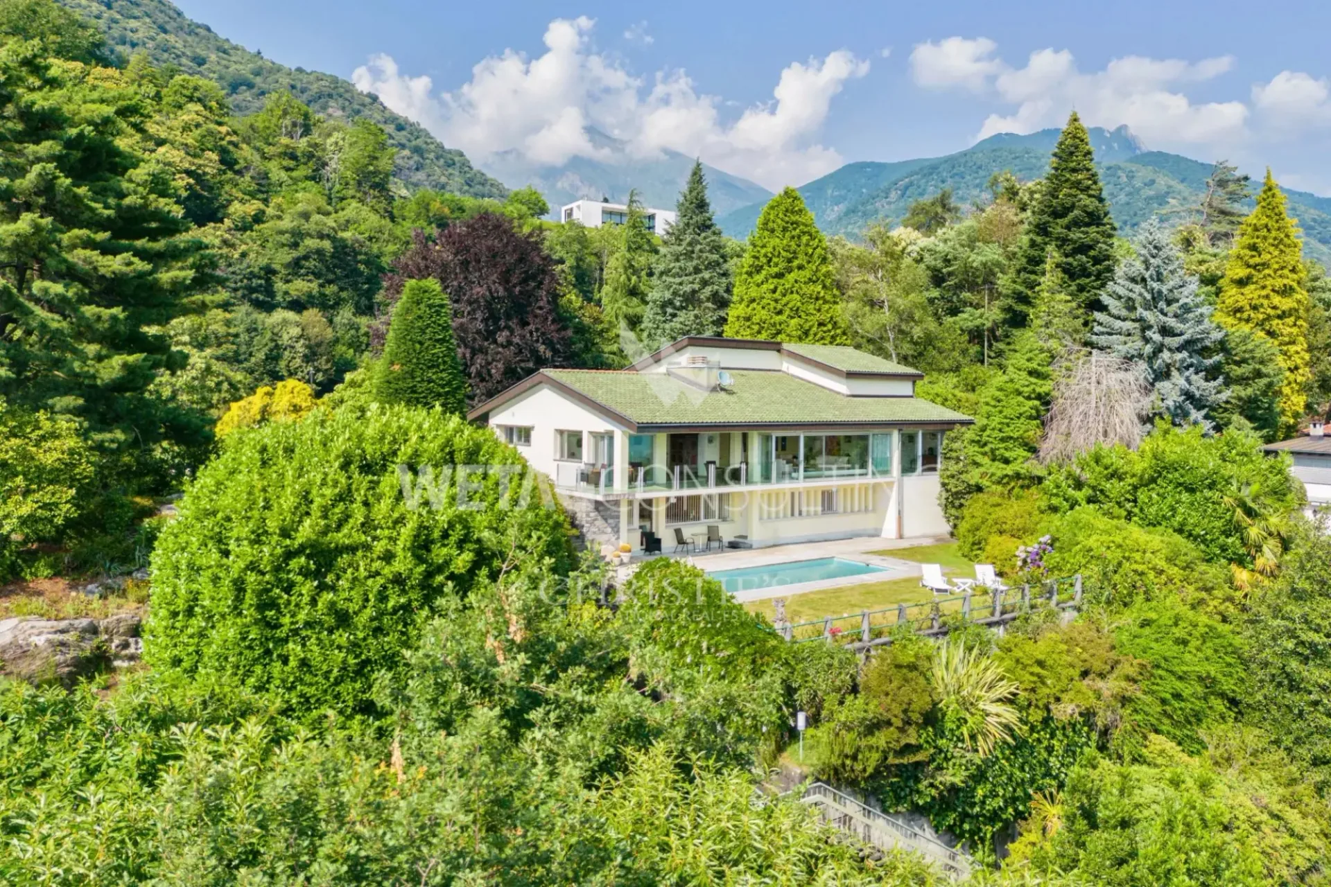 Minusio: Elegante Villa mit Panoramablick auf den See, Aussenpool & mitten im Grünen zu verkaufen