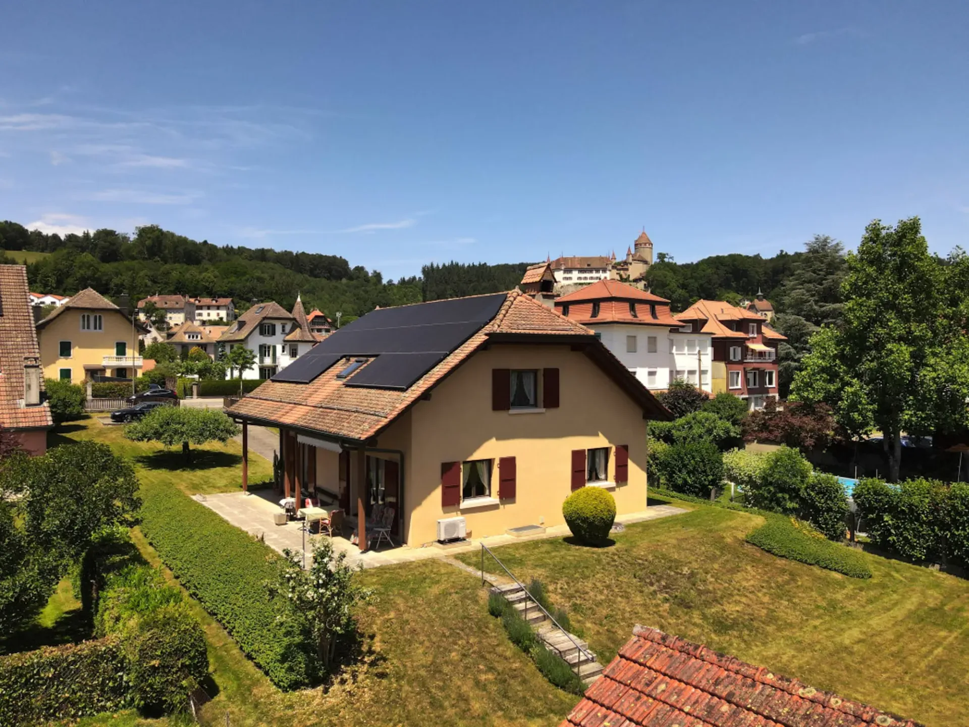 Einzelvilla mit 6.5 Zimmern und großem Garten von 1'618 m2