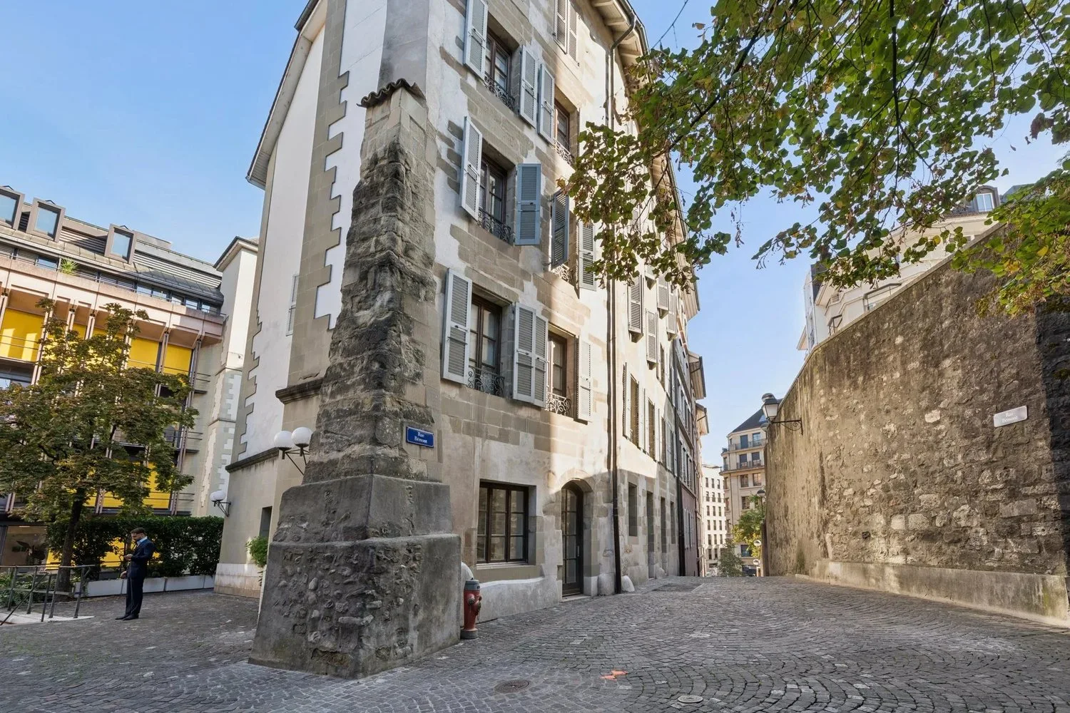 HEART OF GENEVA? LOWER STREETS? ELEGANT DUPLEX WITH ELEVATOR