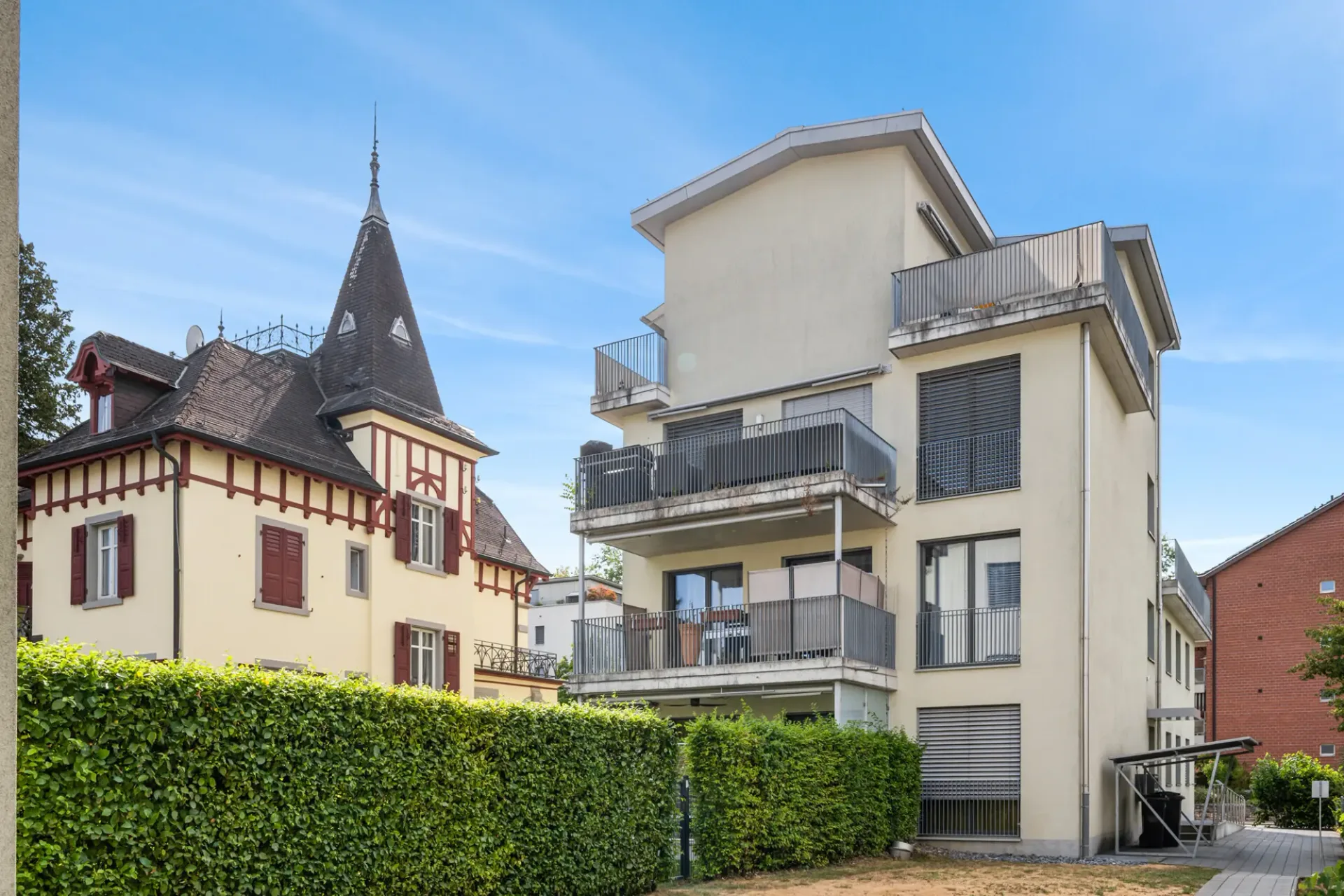 Nur wenige Schritte zum Bahnhof  Moderne 4.5-Zimmerwohnung mit hochwe