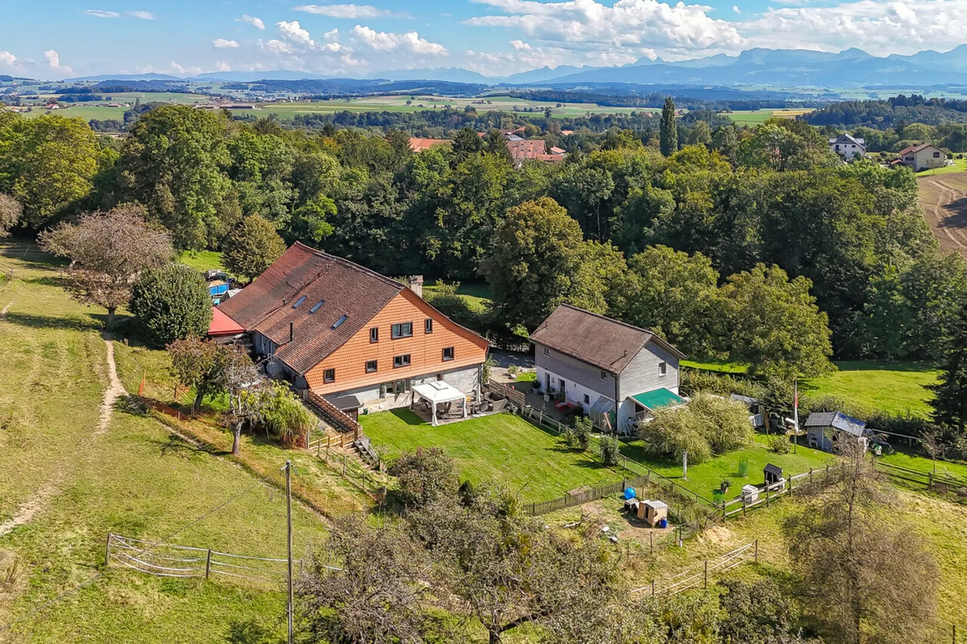 Prächtiges renoviertes Bauernhaus mit 3 Wohnungen und einer Reithalle