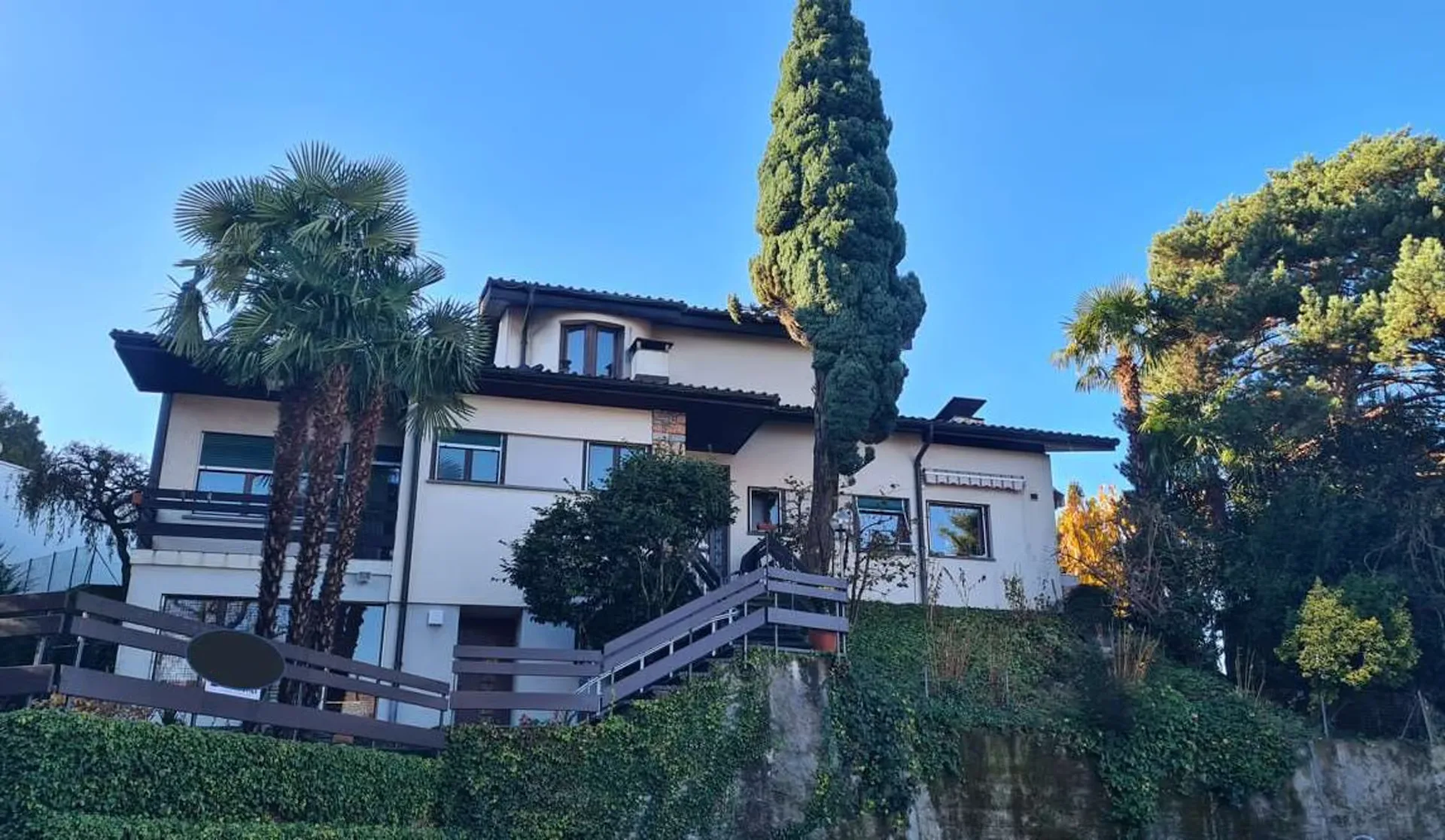 GOLDEN HILL: LARGE 2.5 ROOM APARTMENT FURNISHED WITH GARDEN