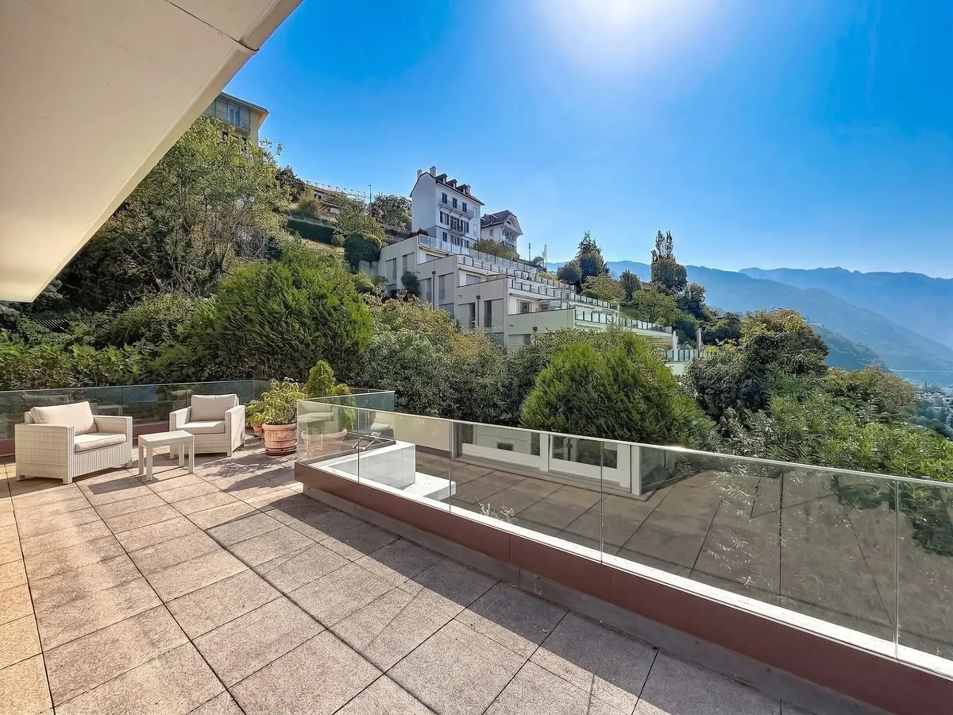 Un appartement baigné de lumière, une terrasse panoramique et une vue à couper le souffle sur le lac.