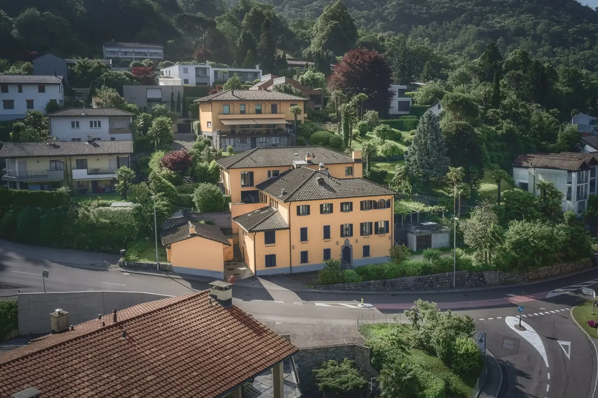 Großes Haus mit 11 Räumen in Origlio, umgeben von Grün
