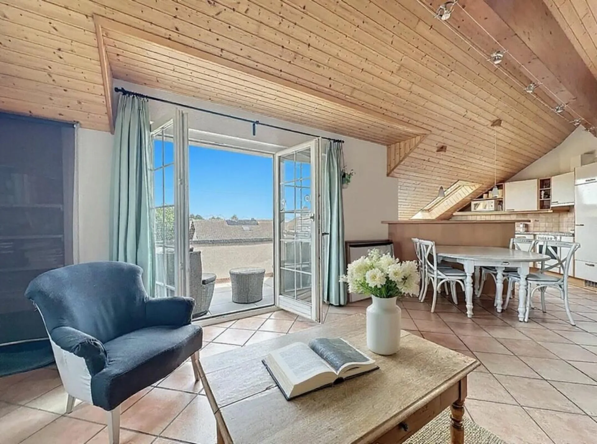 Duplex apartment with 5 rooms, balcony and indoor and outdoor parking spaces
