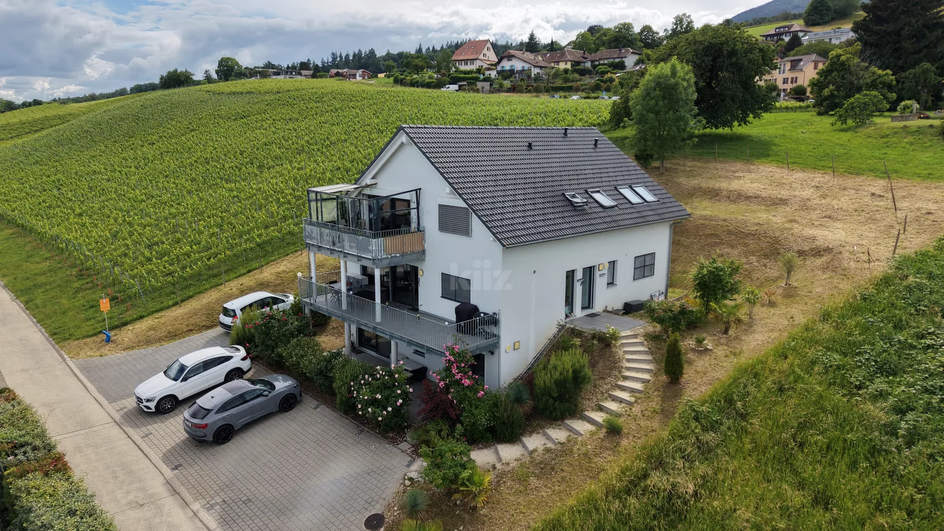 Haus aus drei Wohnungen mit Seeblick