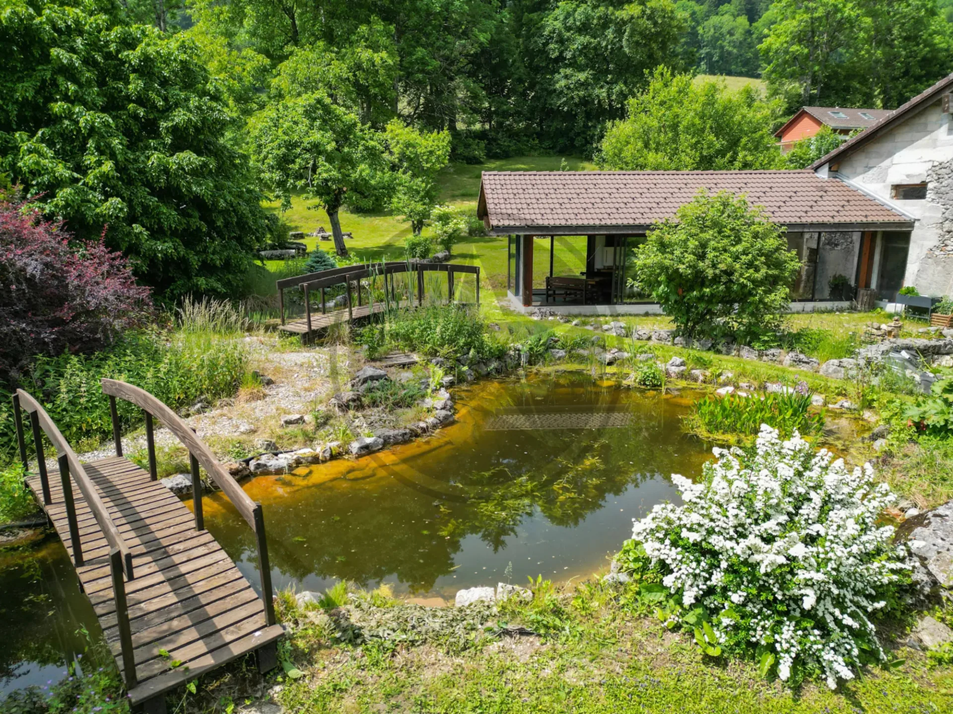 Renovierte Reihenfarm mit Wohnungen, Scheune und Baugrund