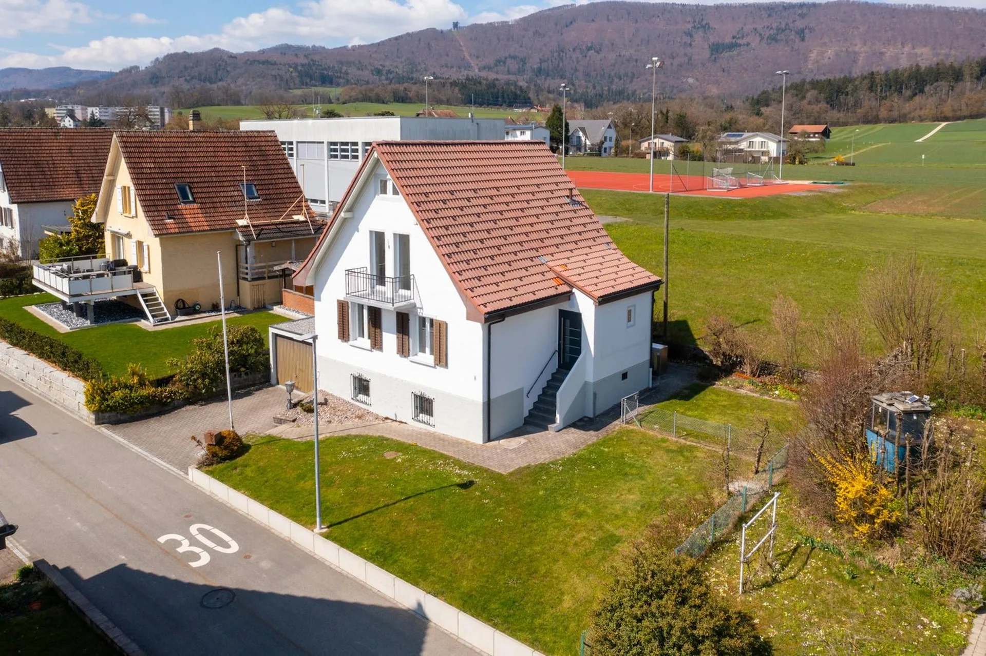 6-Zimmer-Einfamilienhaus mit Garten und Garage in Winznau
