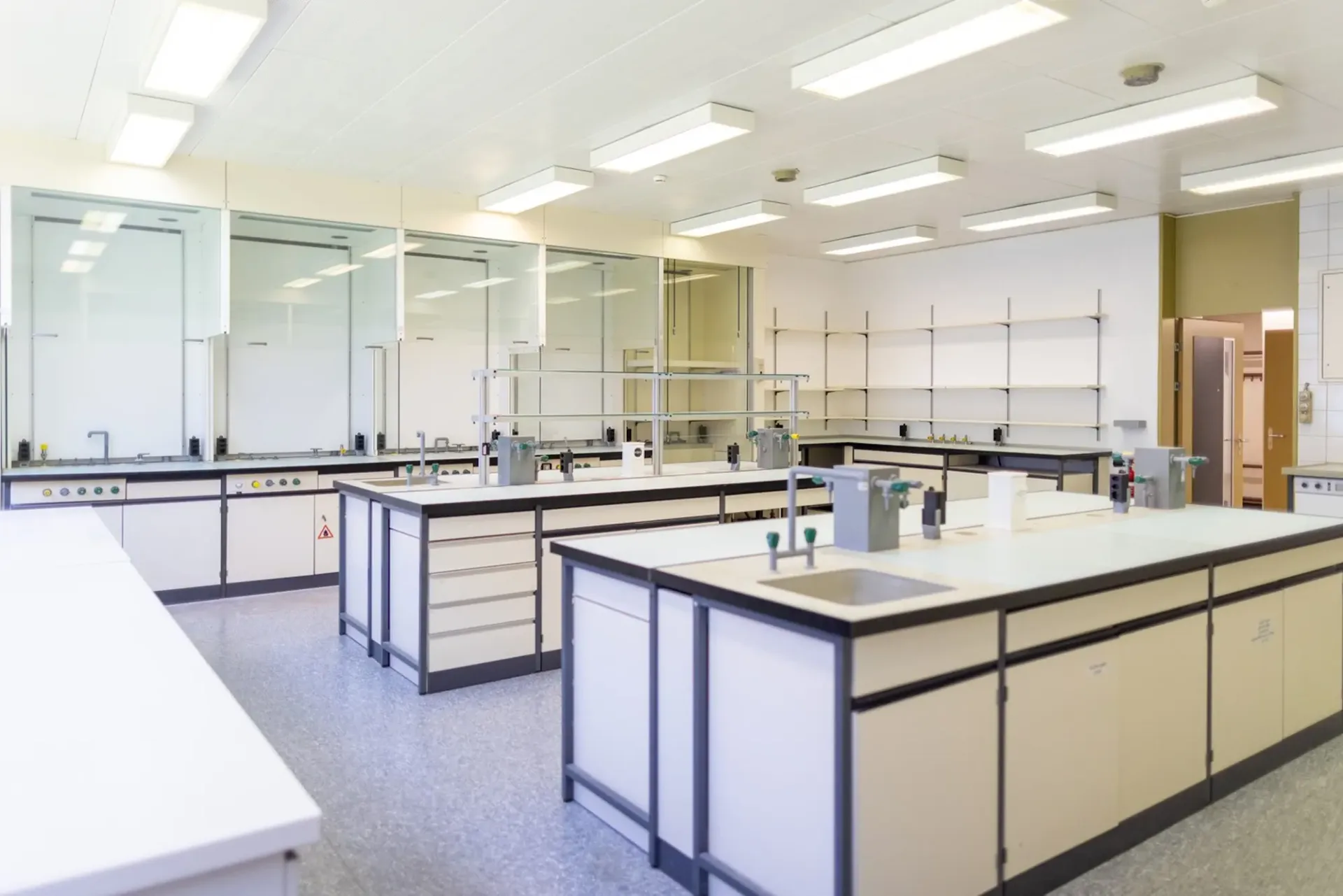 Laboratorien ausgestattet und gesichert