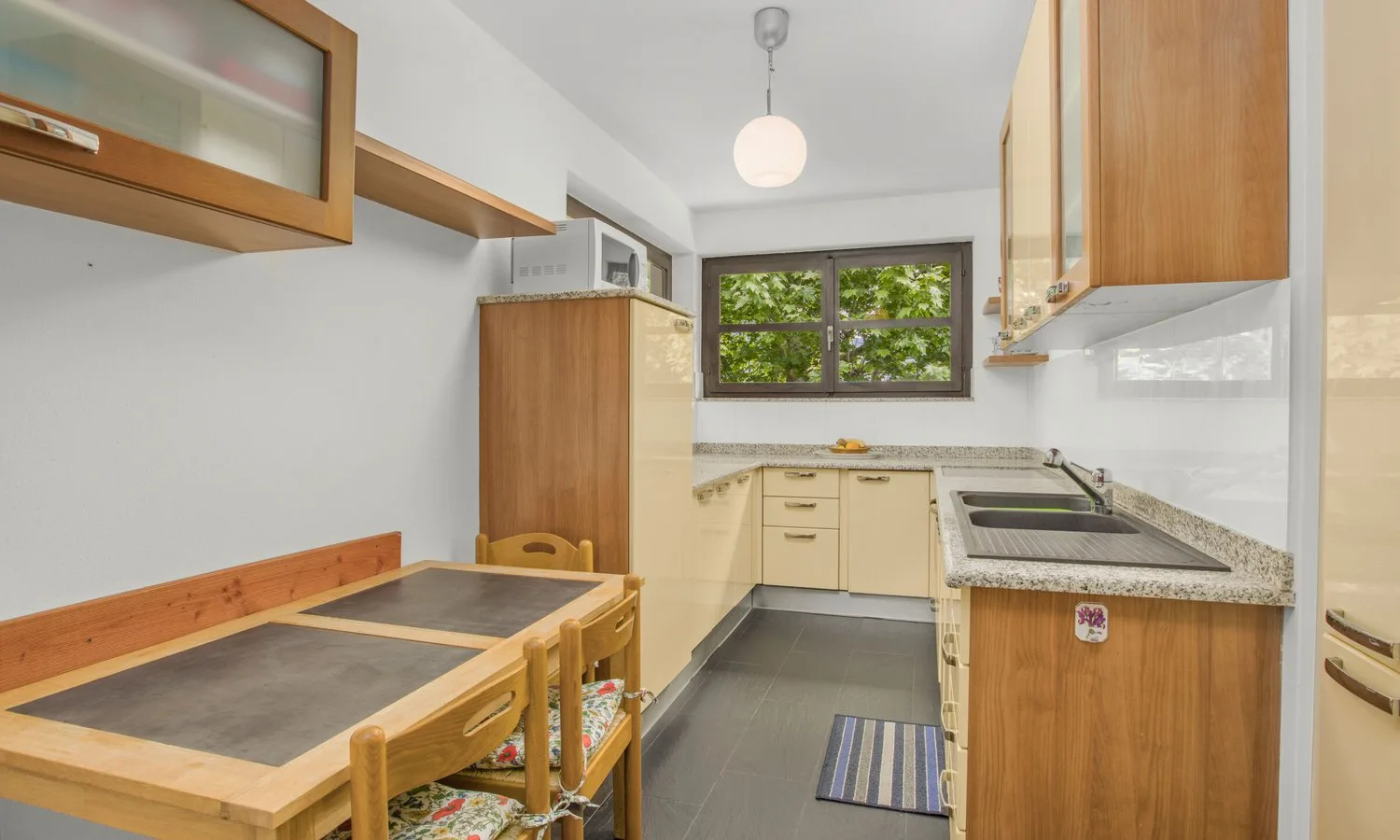 Geräumig und hell, 3.5 Zimmer mit 2 Balkonen und Garage in Agno