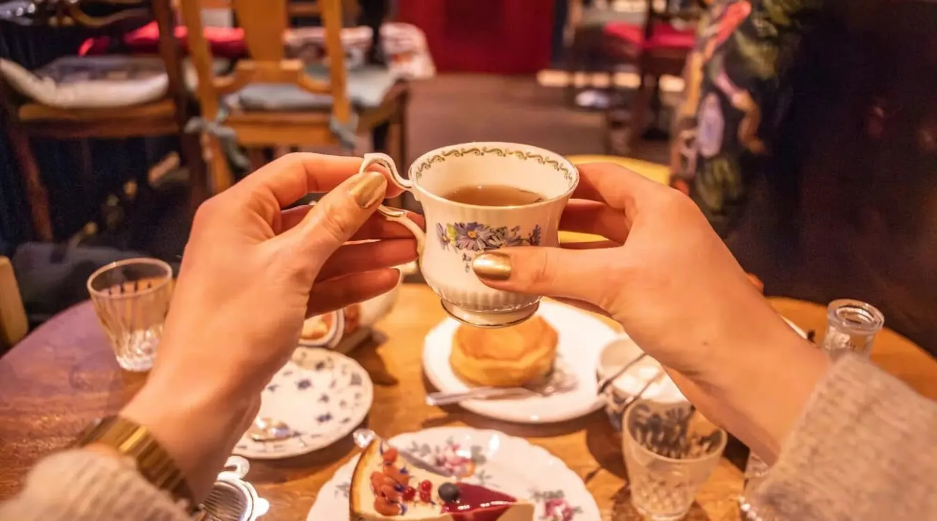 CAFÉ TEA-ROOM MIT KLEINER GASTRONOMIE IM BEVÖLKERUNGSDICHTEN VIERTEL DER NATIONEN