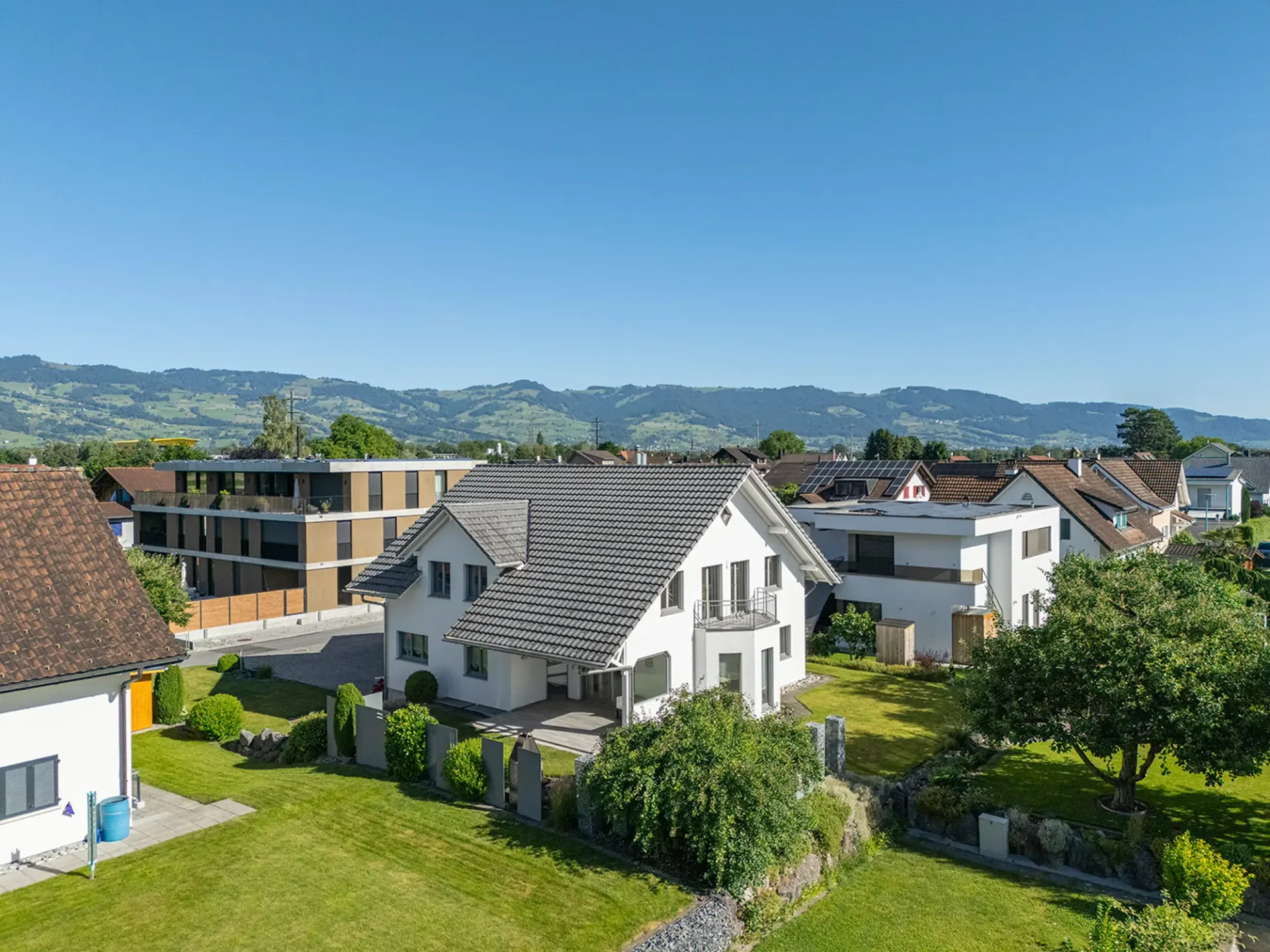 Sonniger und ruhiger Rückzugsort für die ganze Familie