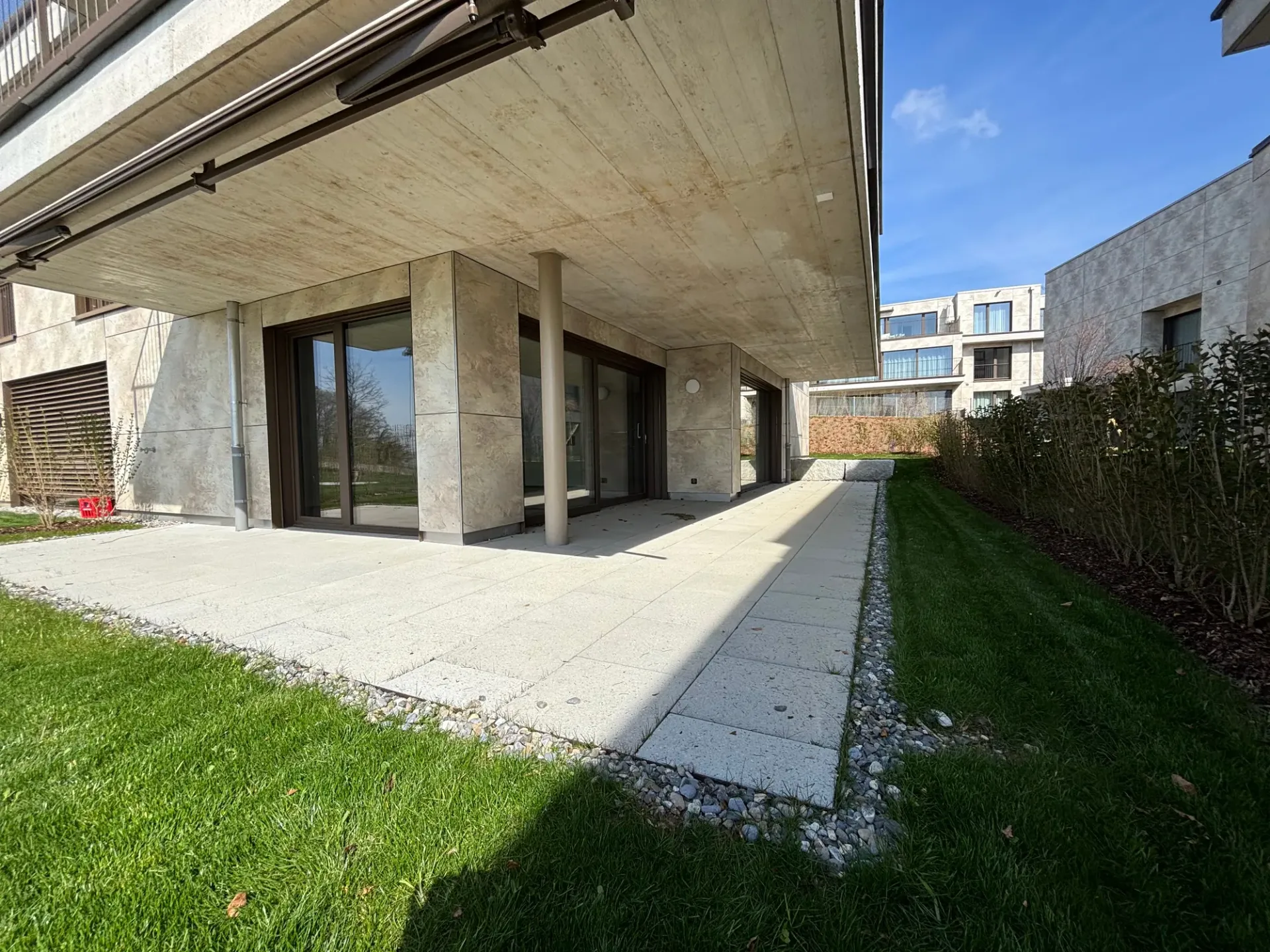 Neubau 3.5 Zimmer-Garten-Wohnung mit Garten und Blick auf den Zugersee