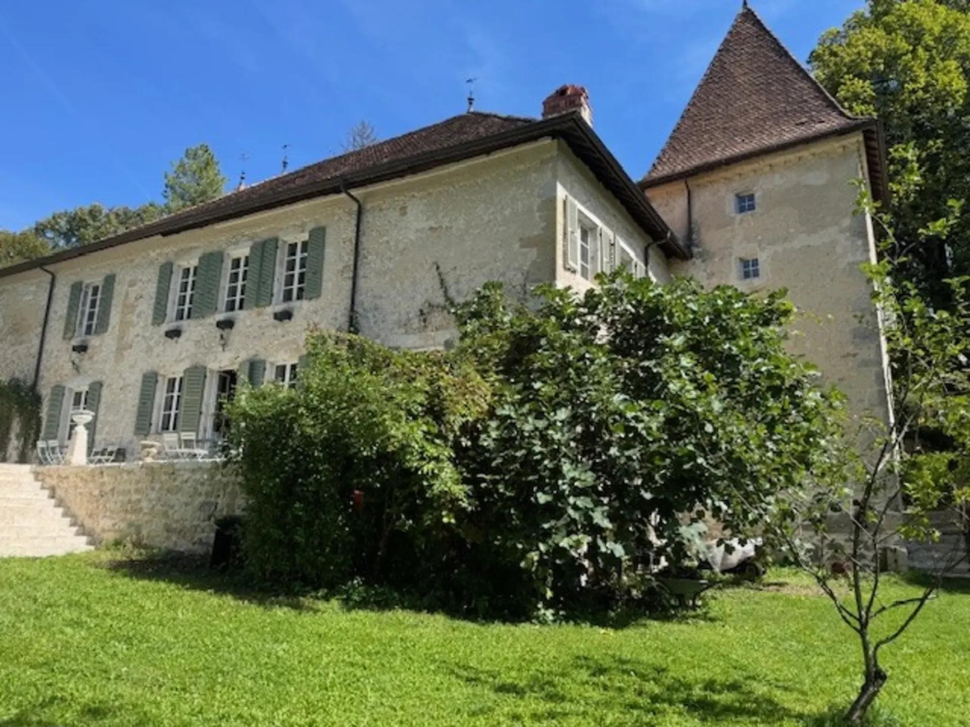In der Nachbarschaft Frankreichs - eine Stunde von Genf entfernt. Zu verkaufen: prächtiges Schloss-