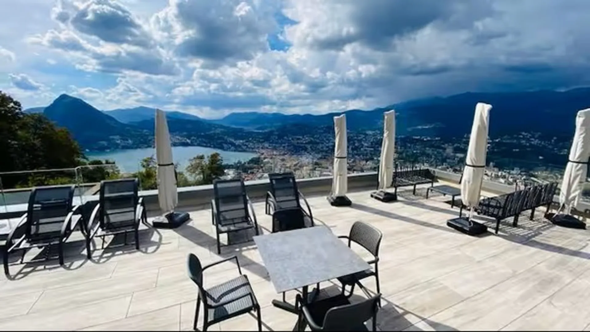 Wohnung mit Möbeln und Panoramablick in Aldesago