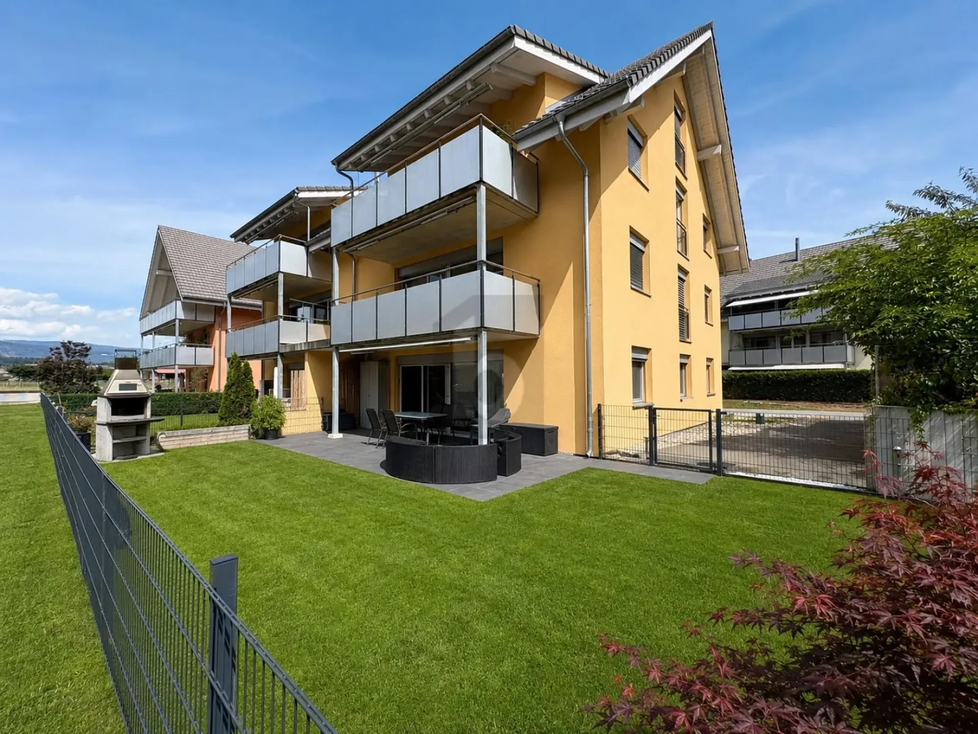 MODERN MIT GROSSEM GARTEN UND SITZPLATZ