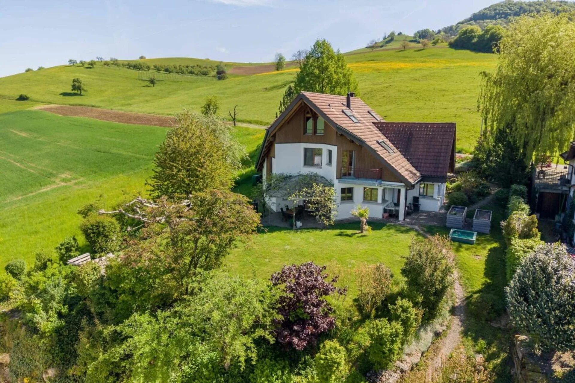 Vaste maison individuelle de 6,5 pièces avec beaucoup d'espace, de calme et de vie privée - vue panoramique sur la vallée de Mettau !