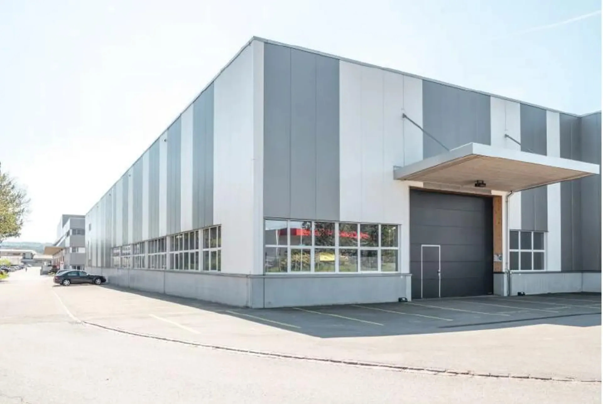 Hall d'industrie de haute qualité avec rampes pour camions et espaces de bureaux à Kleindöttingen