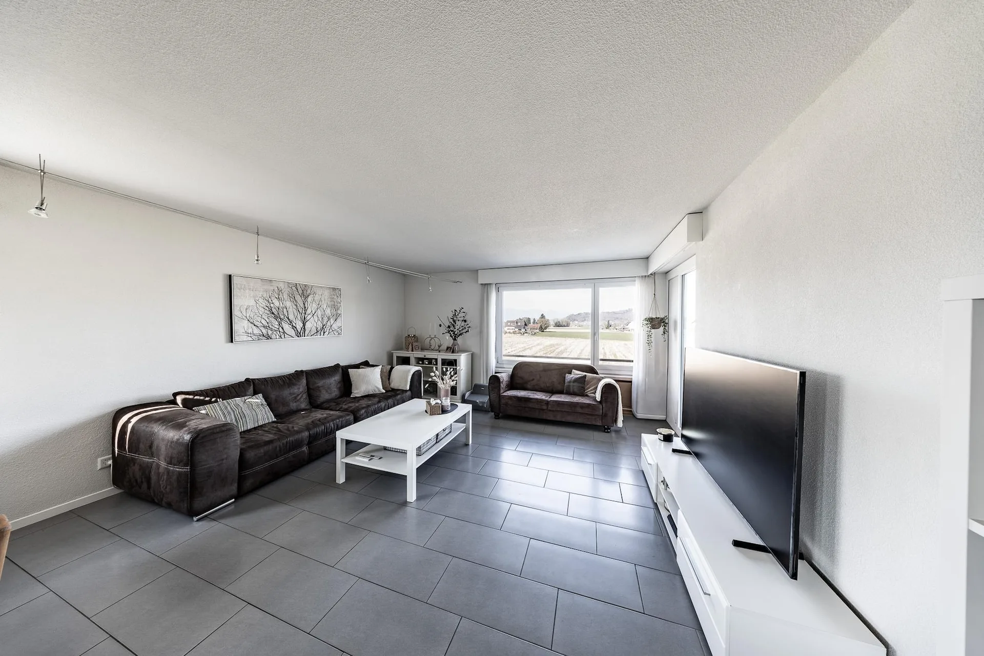 Appartement de 4,5 pièces complètement rénové avec balcon spacieux et ...