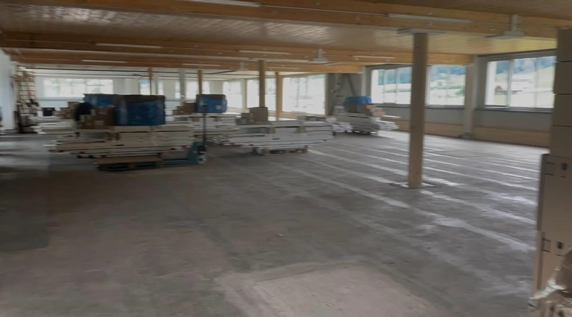 Gewerbe/Lager/Produktionsfläche (ca. 3'000 m2) in Einsiedeln (Kanton Schwyz) zu vermieten