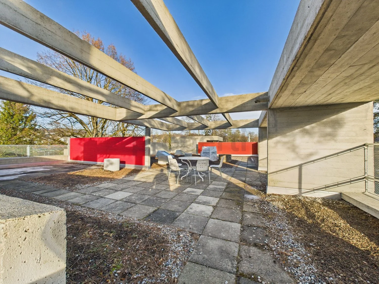 Vivere in un'icona dell'architettura svizzera | Appartamento maisonette unico nel complesso Atelier-5 vincolato a Flamatt