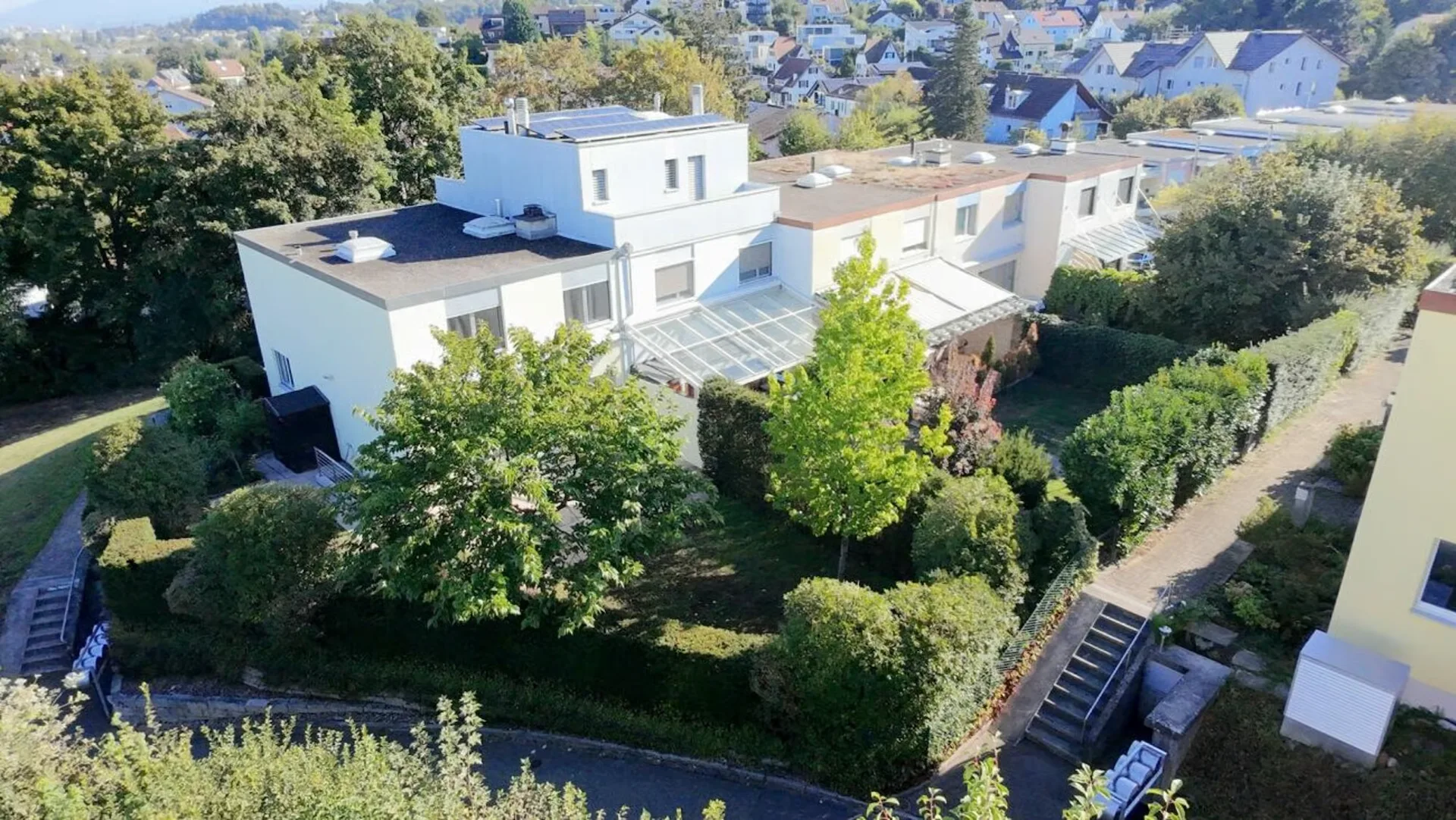 Your new family happiness, spacious 5.5 room corner house with private garden!