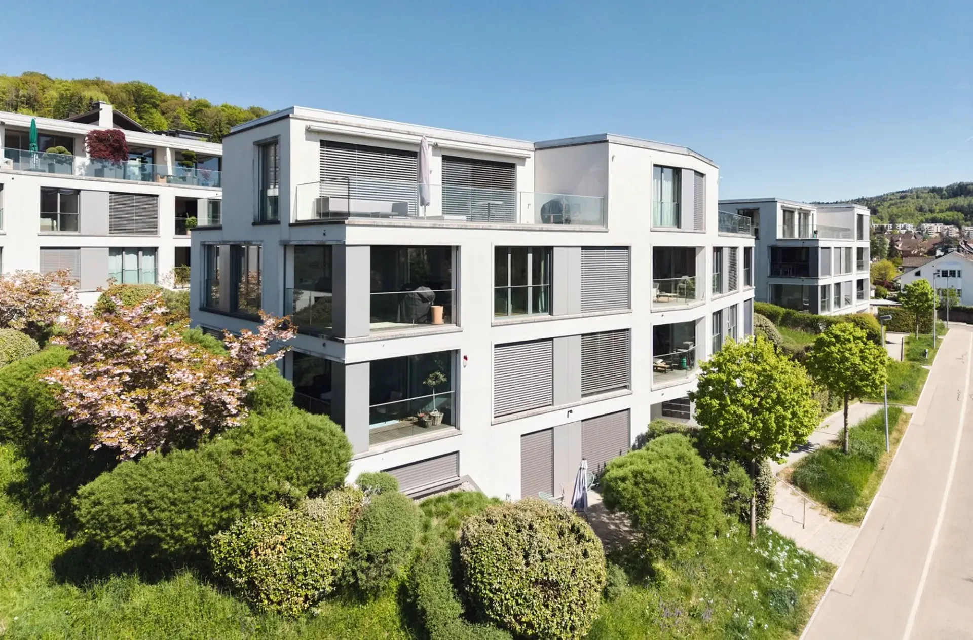 Exklusive 3.5-Zimmer-Wohnung mit unverbaubarer Weitsicht und sonniger Loggia in Uitikon