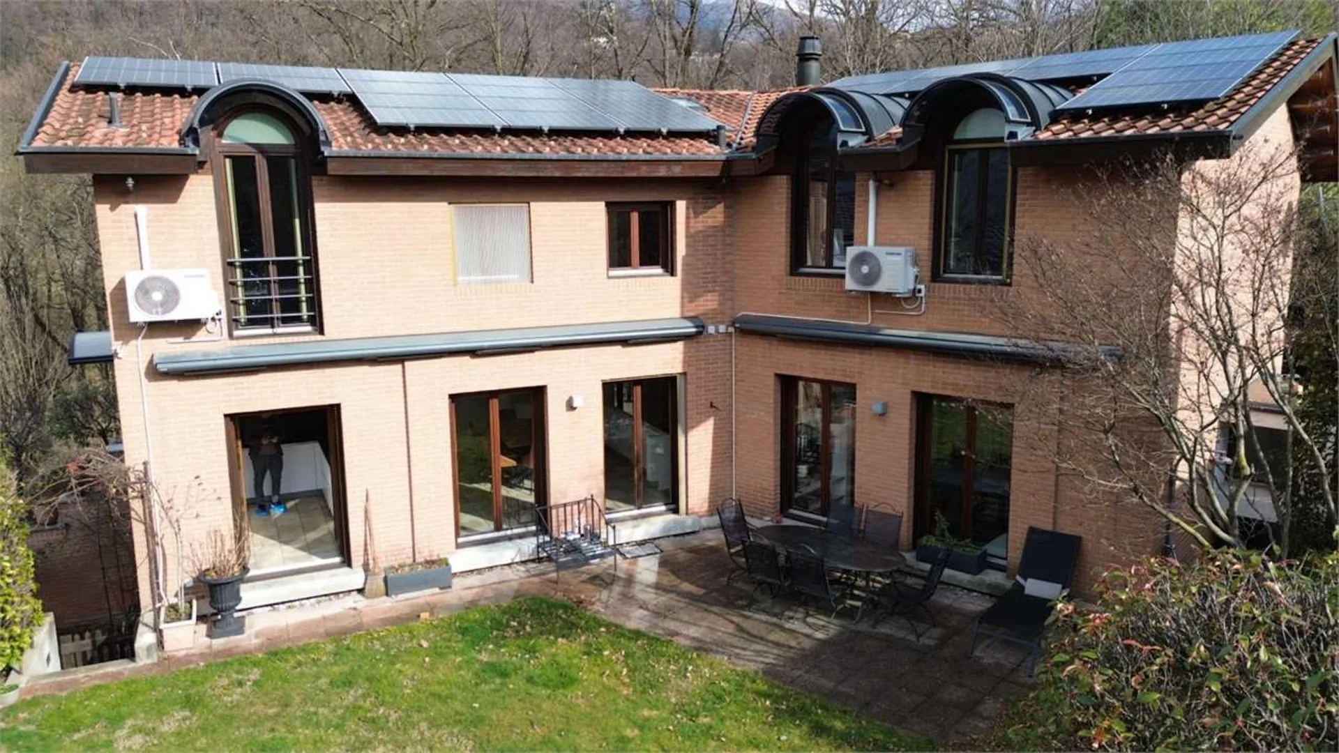 In einer reservierten Zone und in der Natur, elegante VILLA mit Garten und Wald
