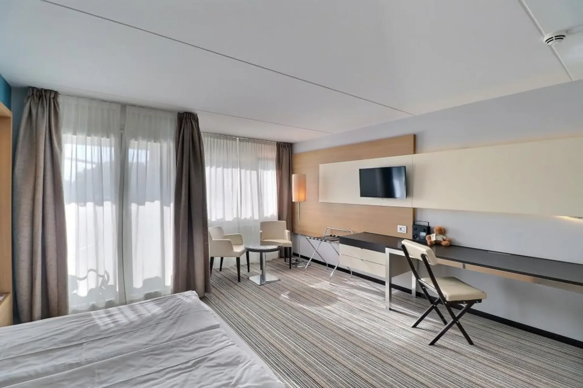 GRANDE CHAMBRE MEUBLEE DANS L'HOTEL MONA