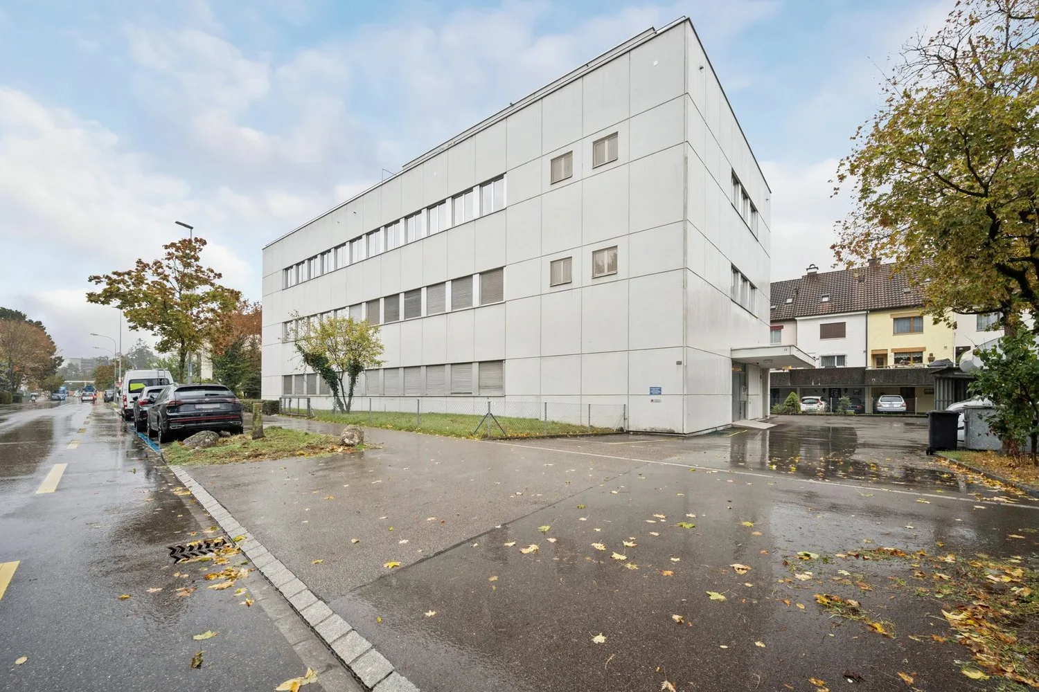 Emplacement idéal à Dietikon: Espace commercial lumineux de 200 m² pour entreprises calmes