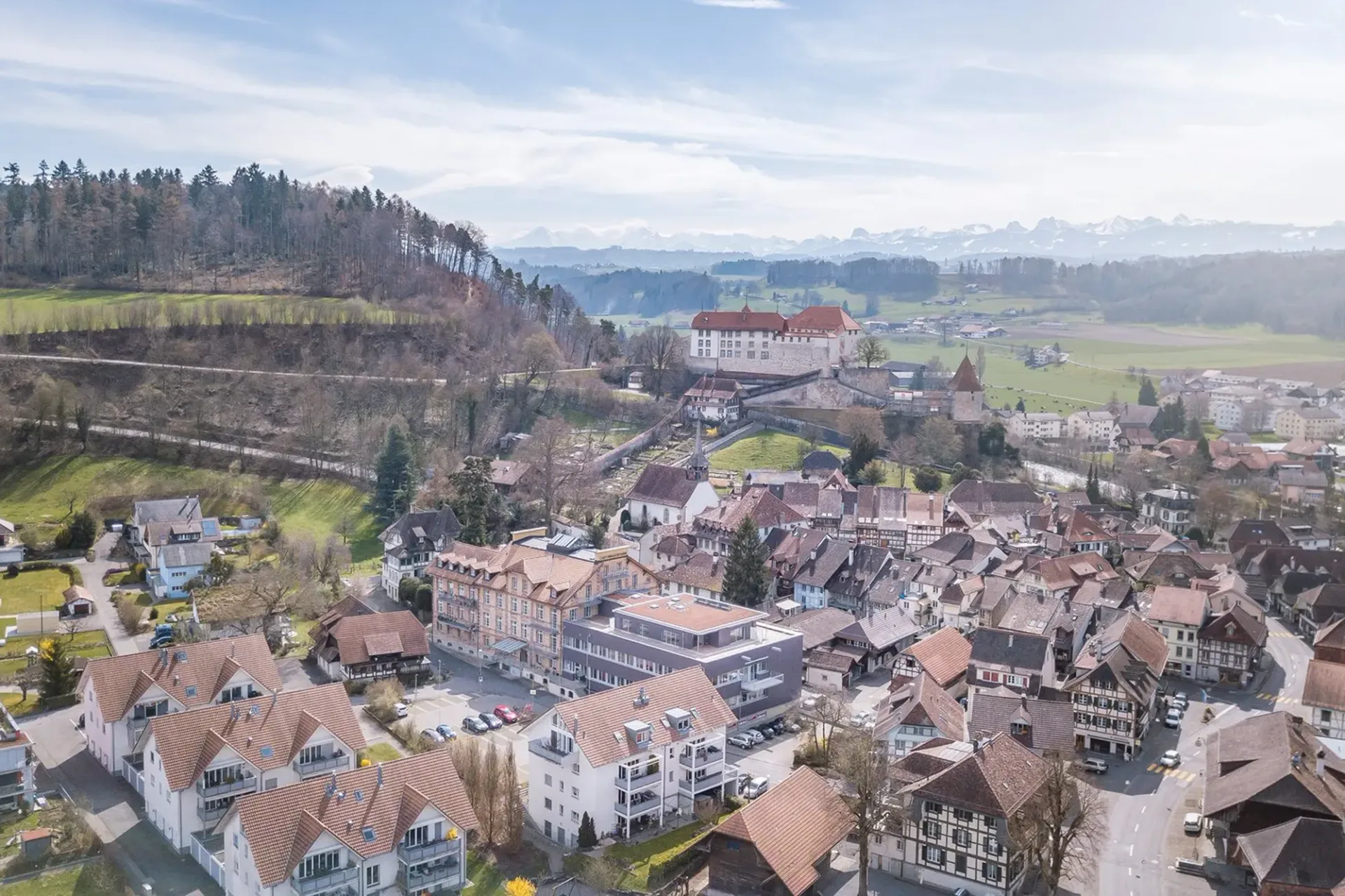 Ruhige, sehr grosse 3.5-Zimmer-Loftwohnung (154m2) im Herzen von Laupen