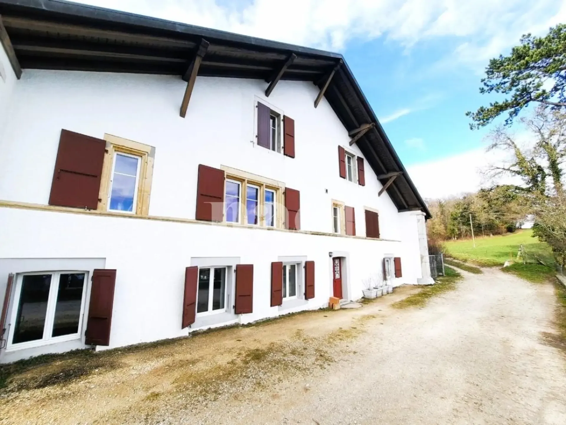 Charmanter Apartment mit 3.5 Zimmern und privatem Garten in Montmollin