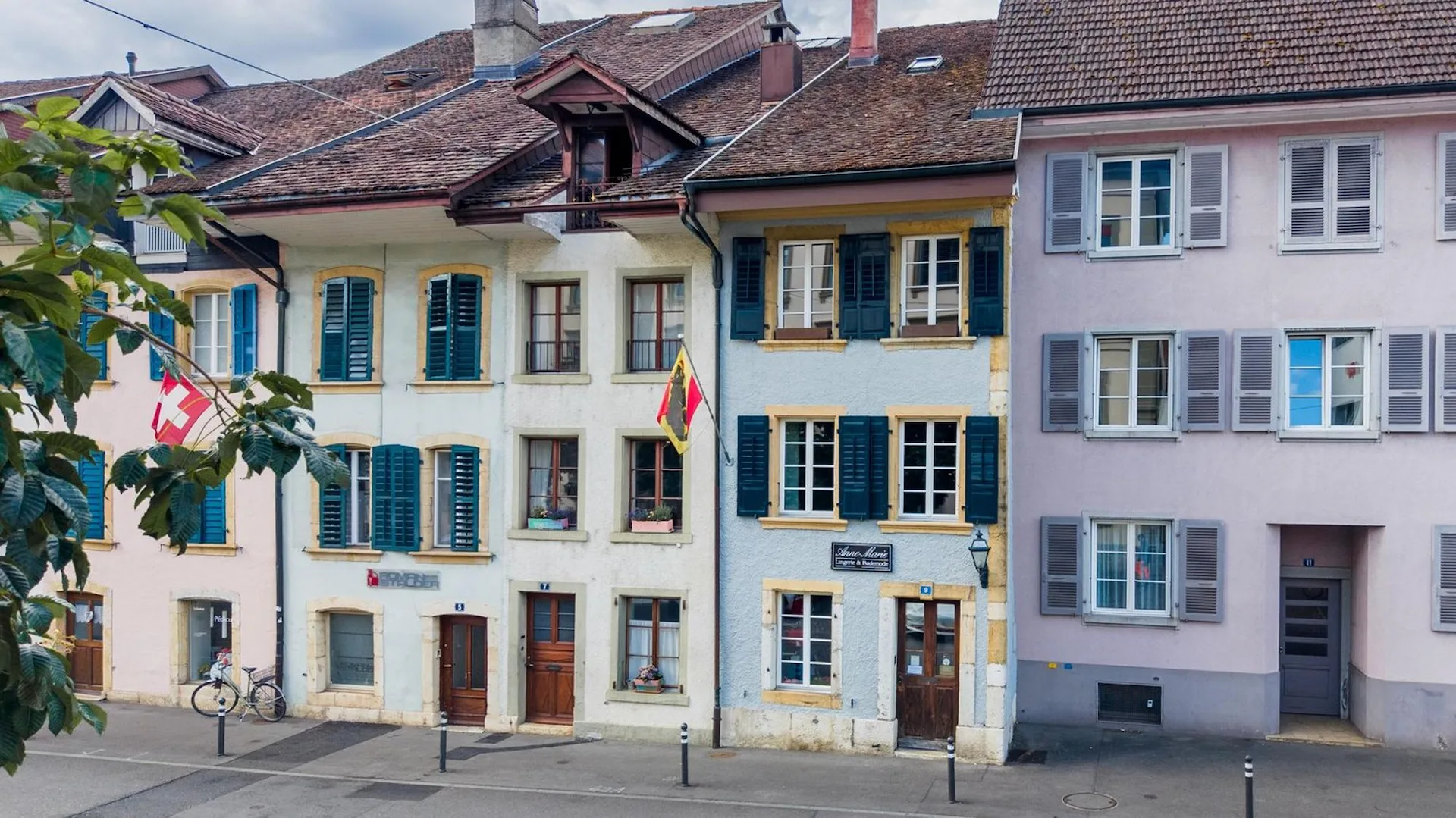 Historic old town house with residential and commercial part in Nidau