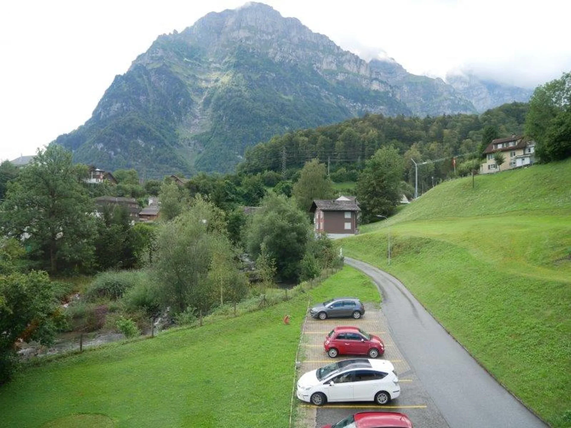 Charmante 3-Zimmer-Wohnung mit Bergblick in Riedern (GL)