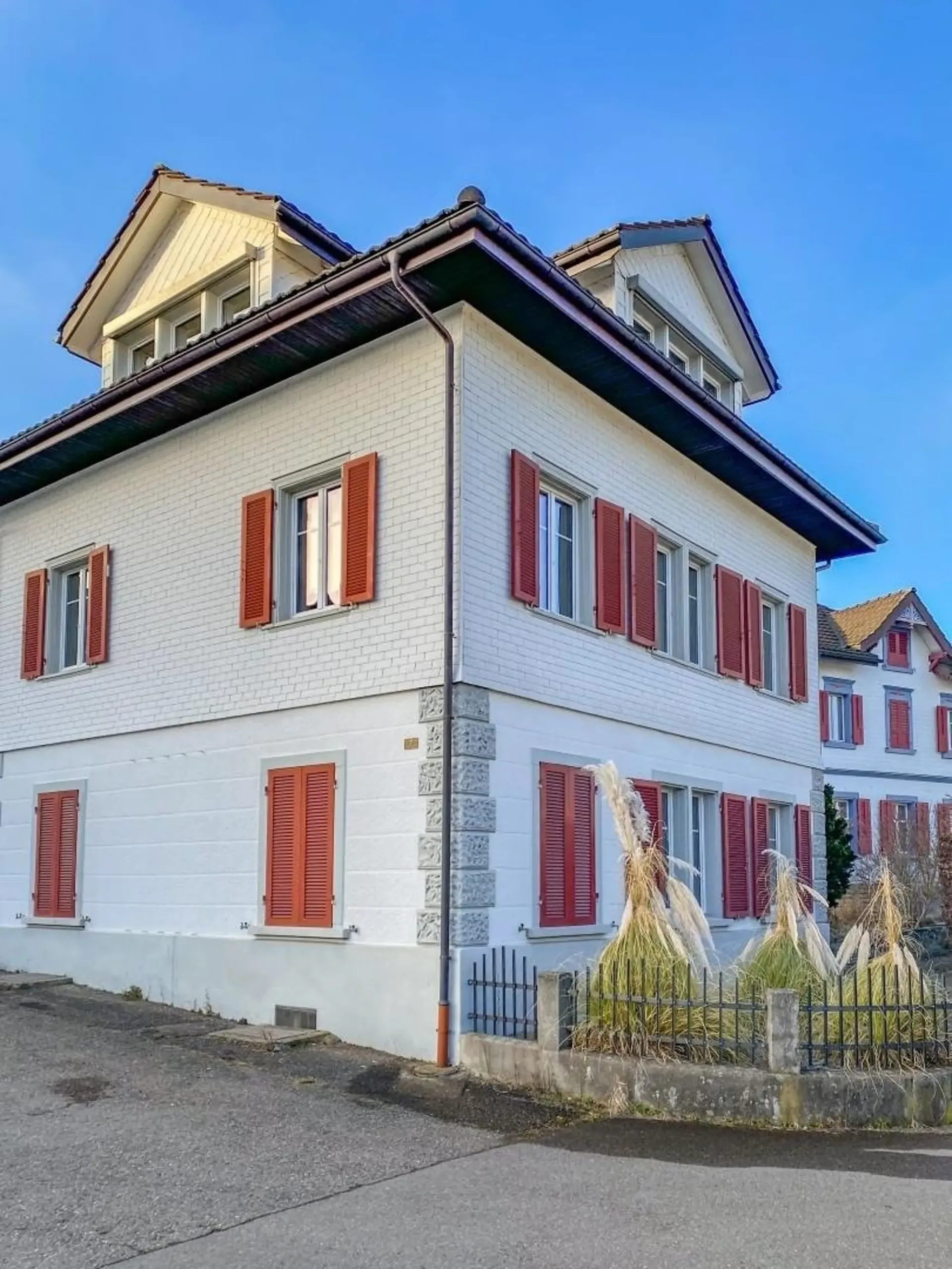 Maison unifamiliale spacieuse avec deux unités de vie