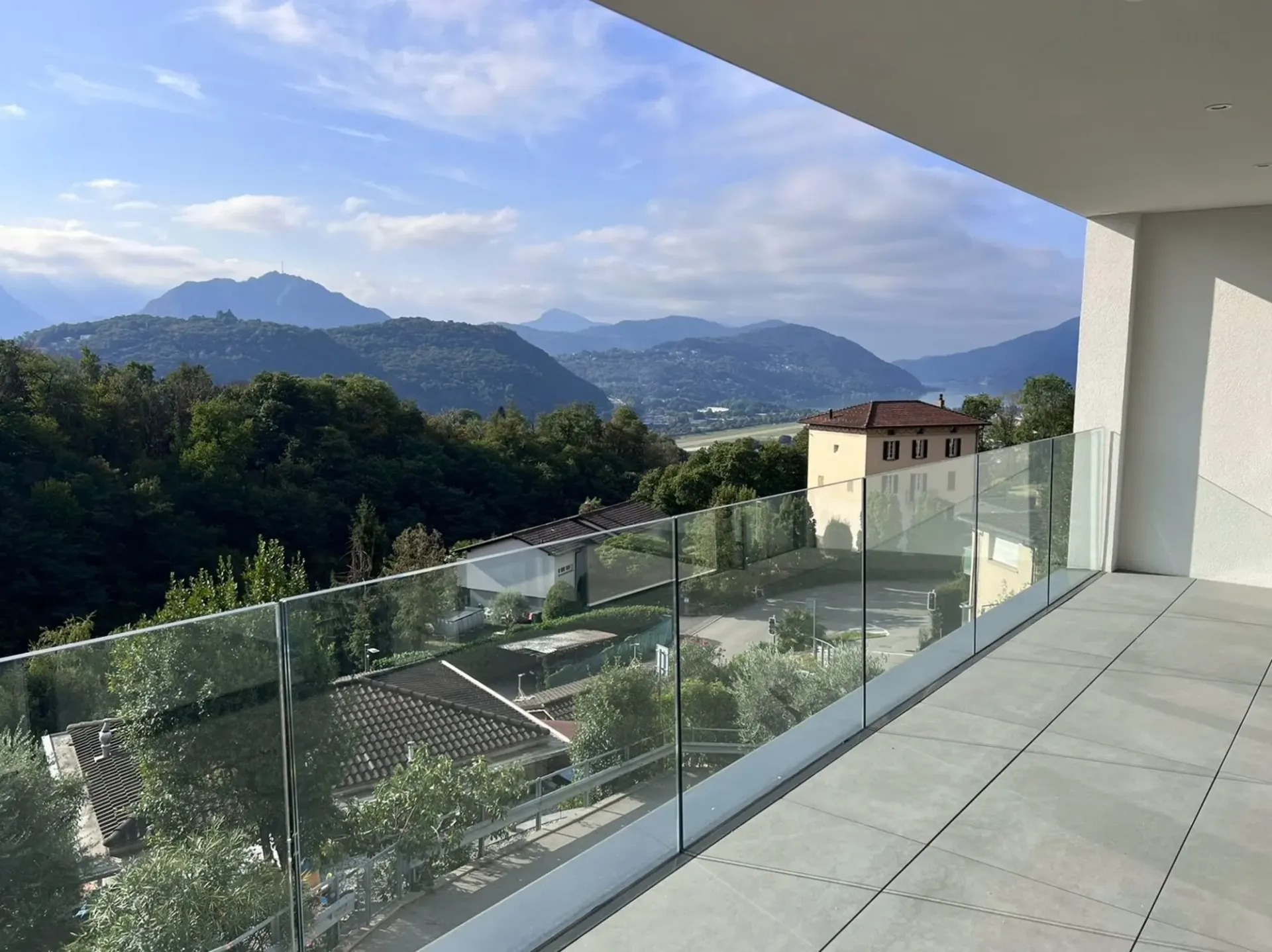 Bel appartement de 2,5 pièces à Bosco Luganese – première location, ensoleillé avec vue partielle sur le lac