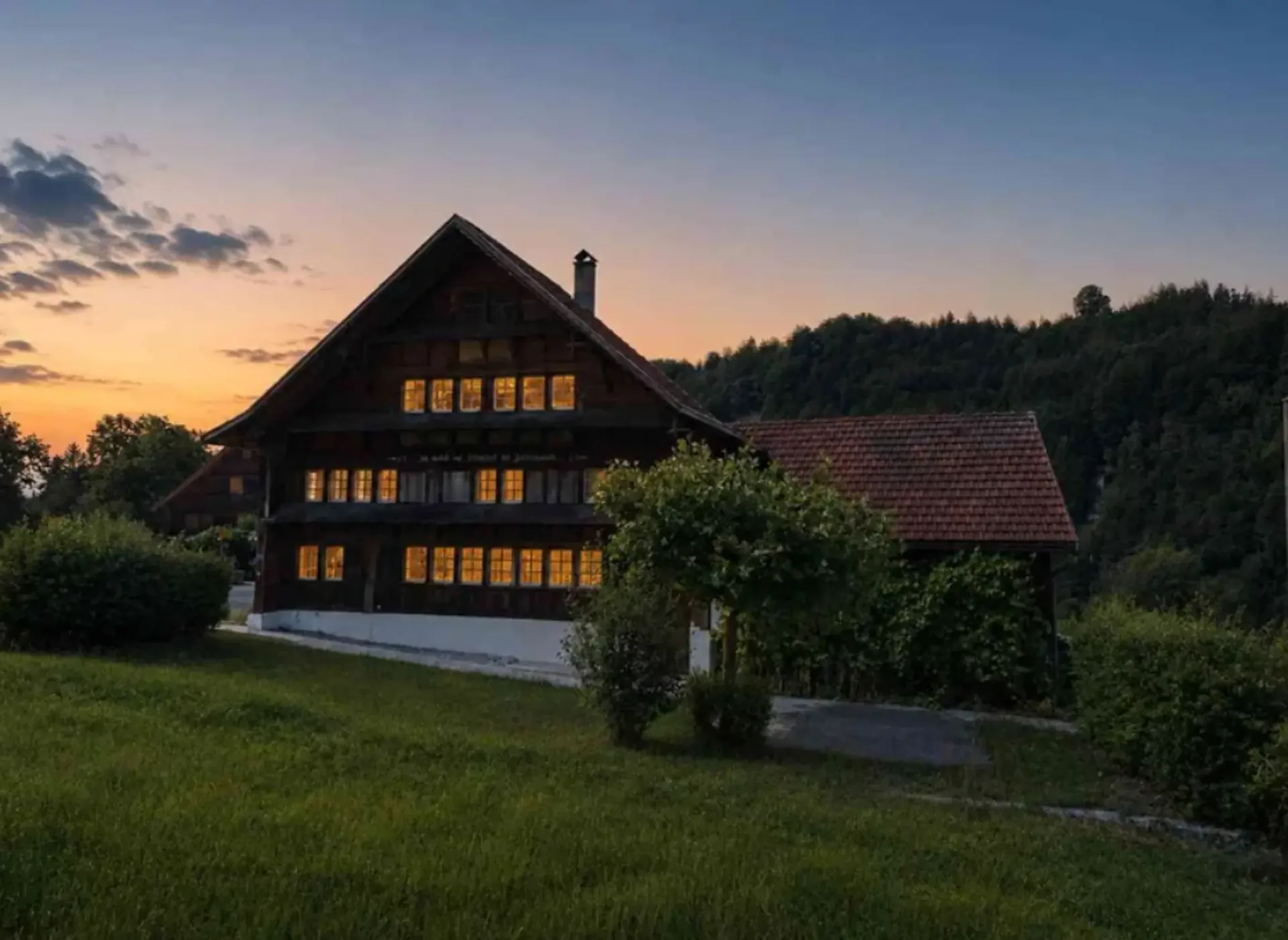 Grosses Einfamilienhaus im Grünen mit Atelier & Ausbaupotenzial!