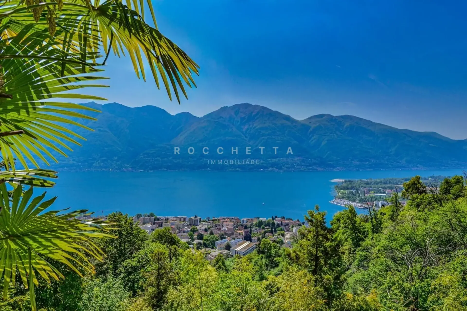 Villa con grande terreno edificabile e vista sul Lago Maggiore