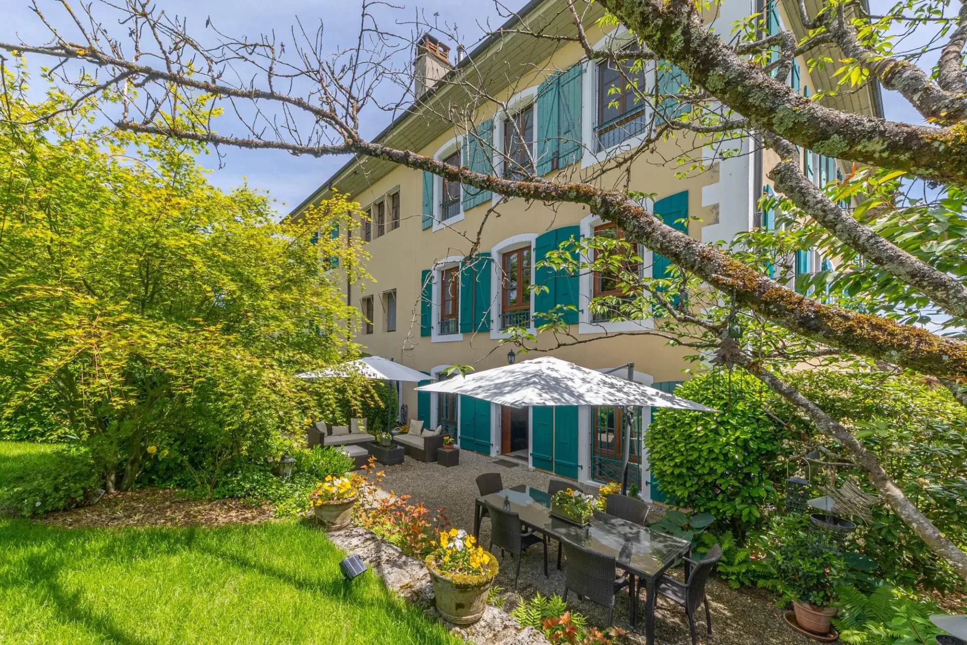 Charming duplex apartment on the ground floor at Château Barillet -- Satigny