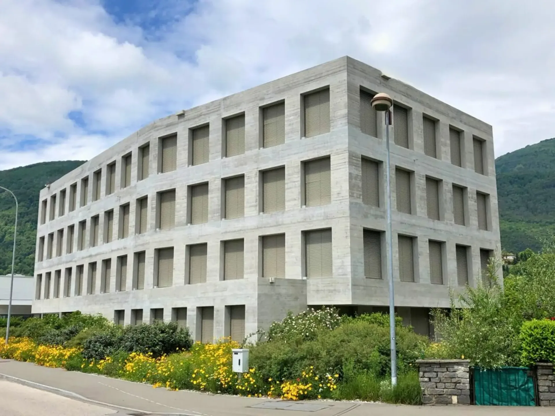 Modernes Büro vis-a-vis dem Bahnhof FFS