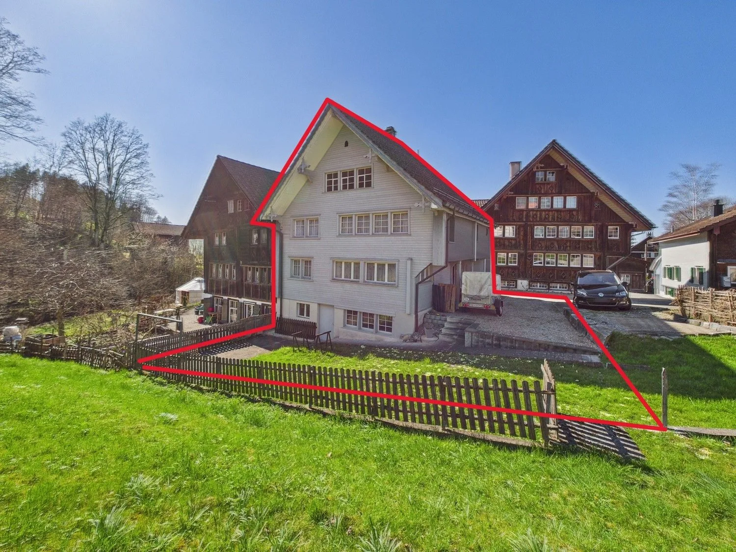 Historischer Charme trifft modernste Energetik: Totalsaniert mit eigenem Garten und zwei Aussenstellplätzen