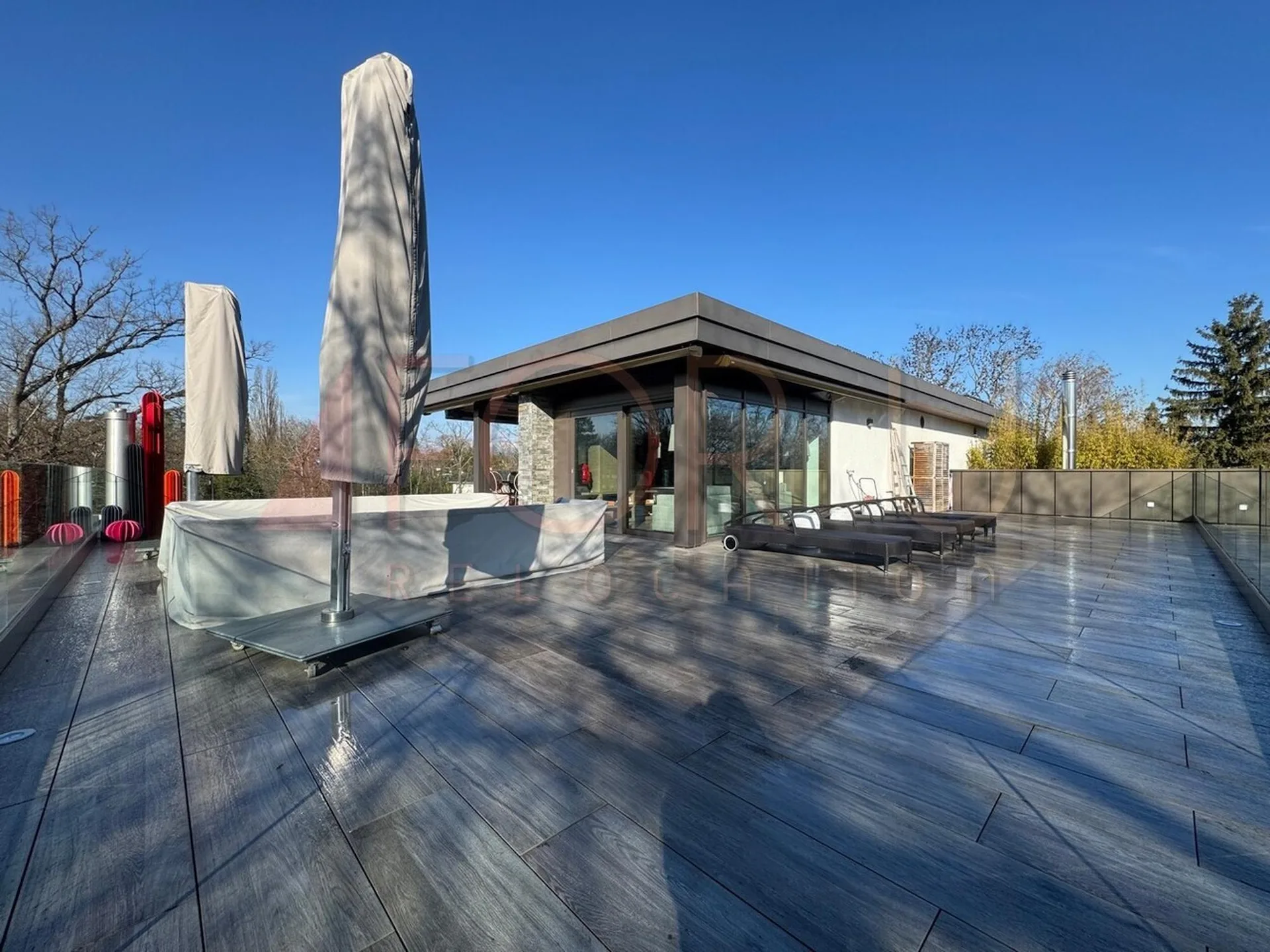 Prächtiges Dachgeschoss-Duplex mit 9 Zimmern und großer Terrasse in Conches
