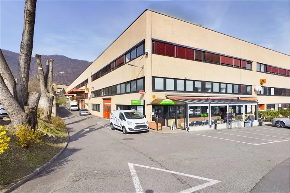 SPAZIO COMMERCIALE CON UFFICI E MAGAZZINO