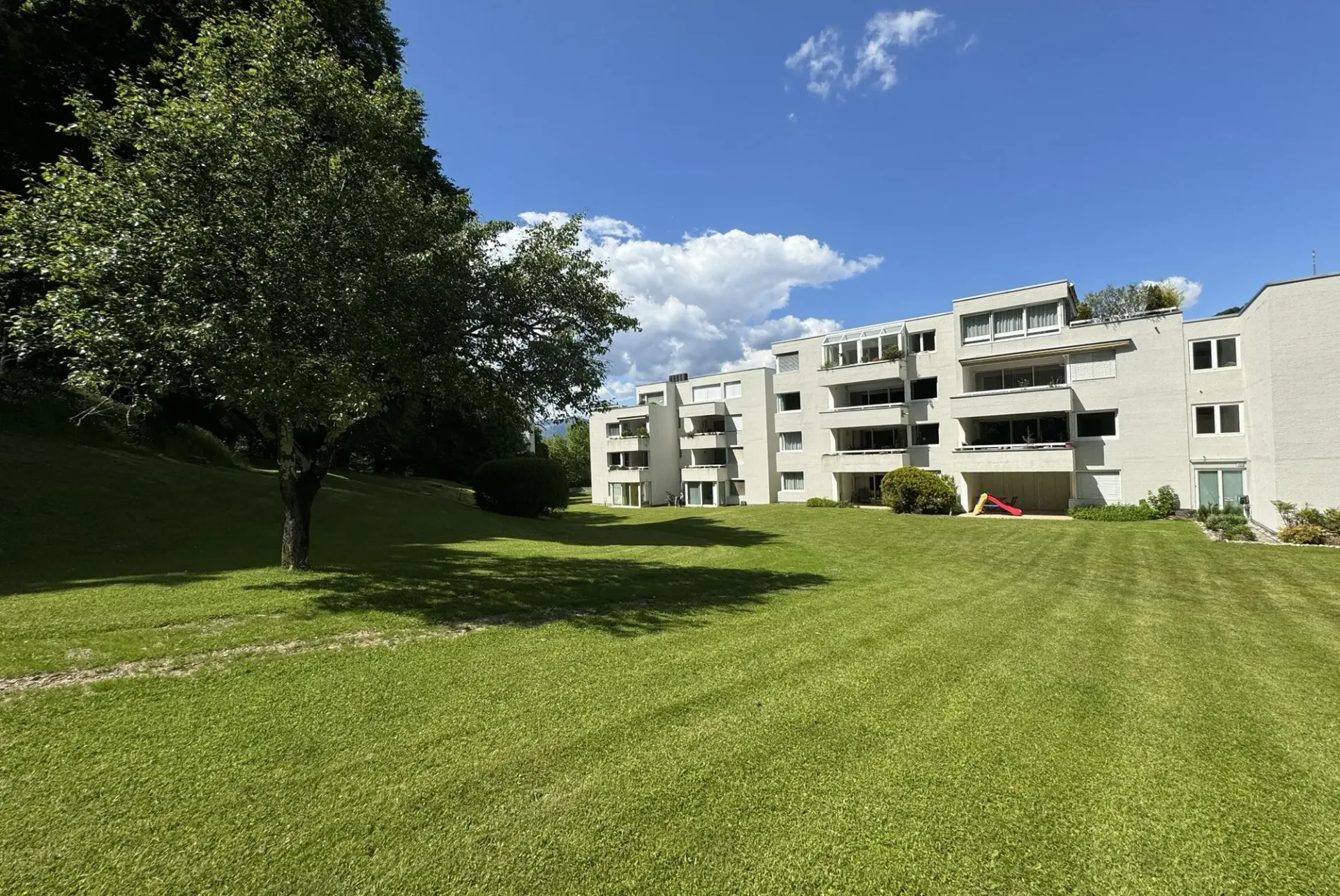 STUPENDES UND GERAUMIGES 4.5-ZIMMER-WOHNUNG MIT SEEBLICK IN GRÜNER LAGE IN CARONA