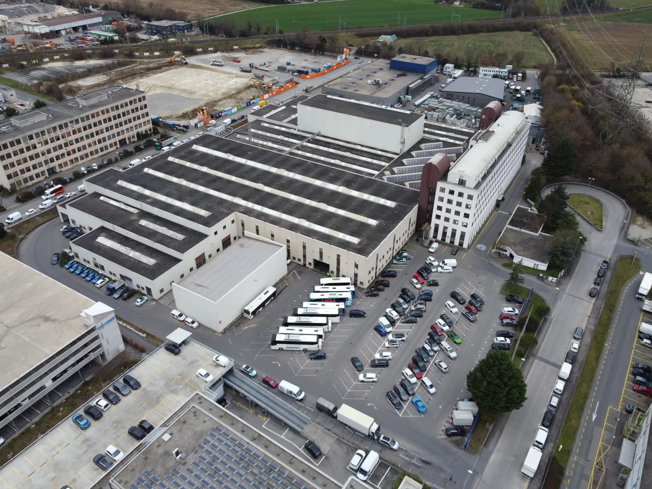 Werkstatt/Lager von 1516 m2 im Erdgeschoss - Starkstrom - 17m Höhe