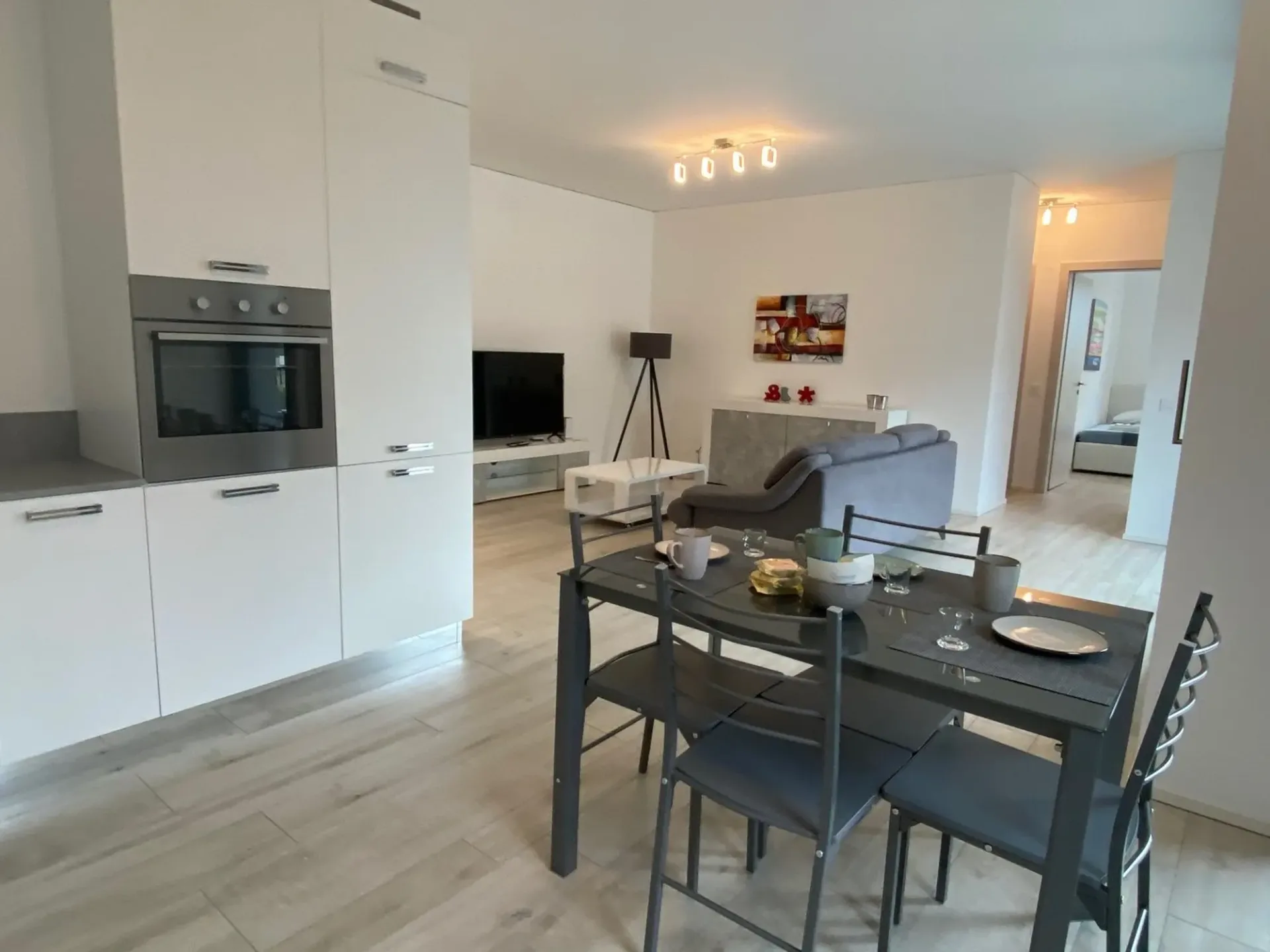 ELEGANTES 3.5 ZIMMER-WOHNUNG MIT MOBILIERUNG UND PRIVATPARKPLATZ